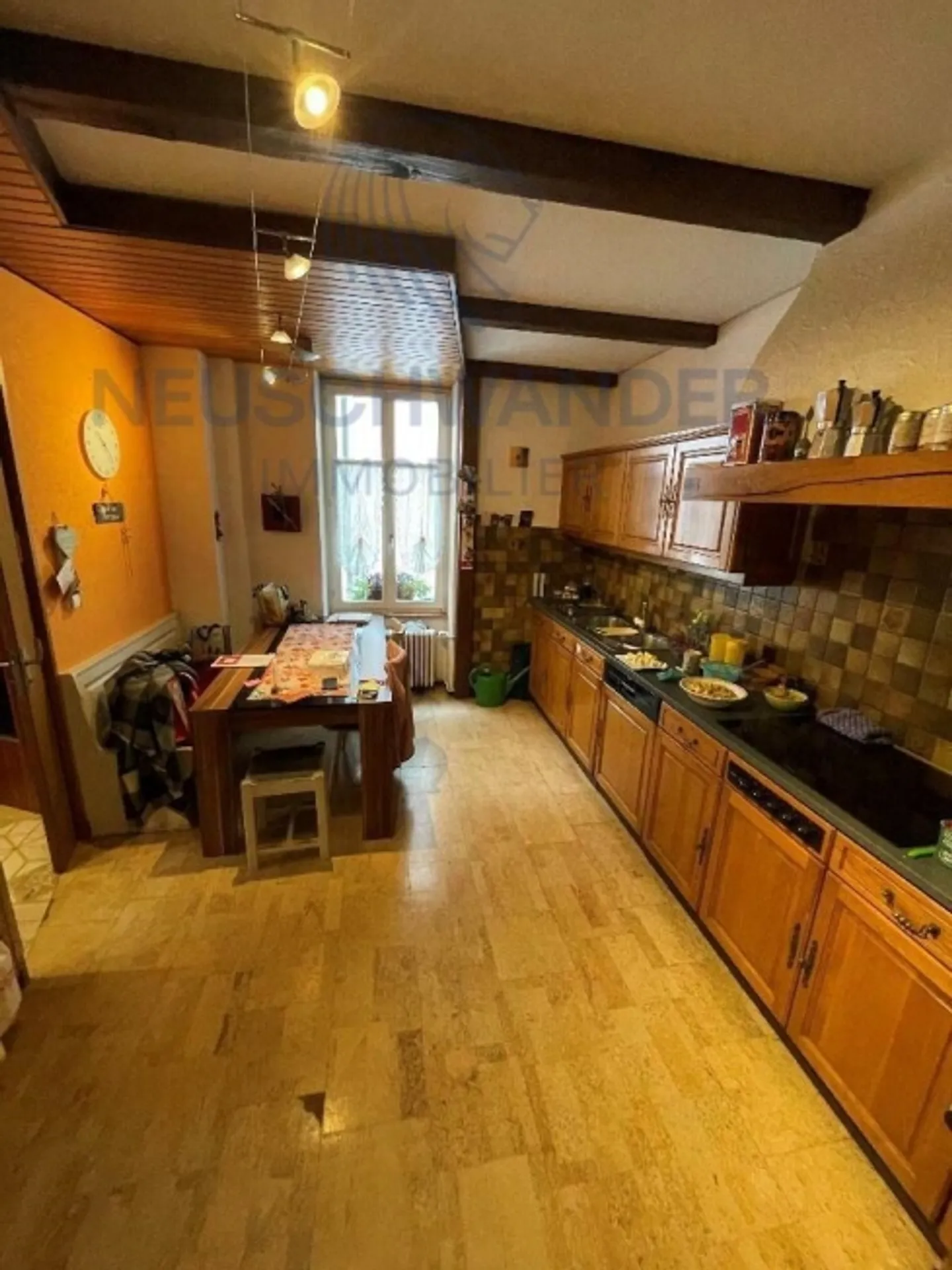 «Idéalement situé dans un village dynamique» - Photo 3 sur 11