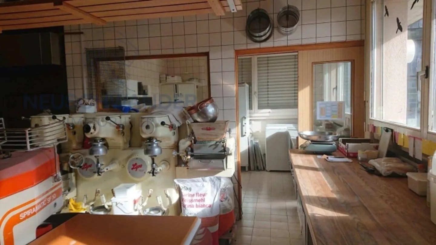 «Idéalement situé dans un village dynamique» - Photo 4 sur 11