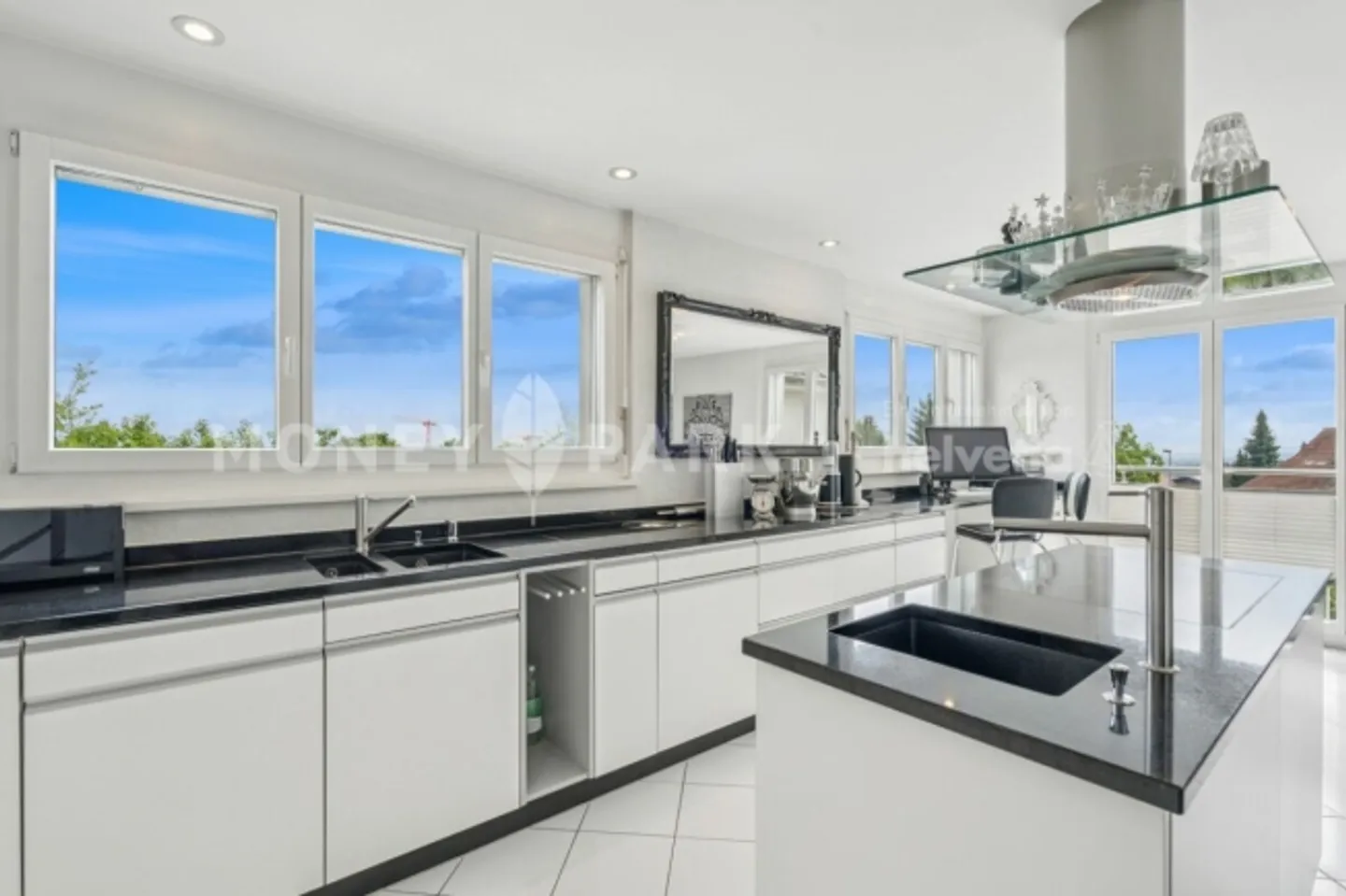 Stepped house for sale - Photo 2 of 9