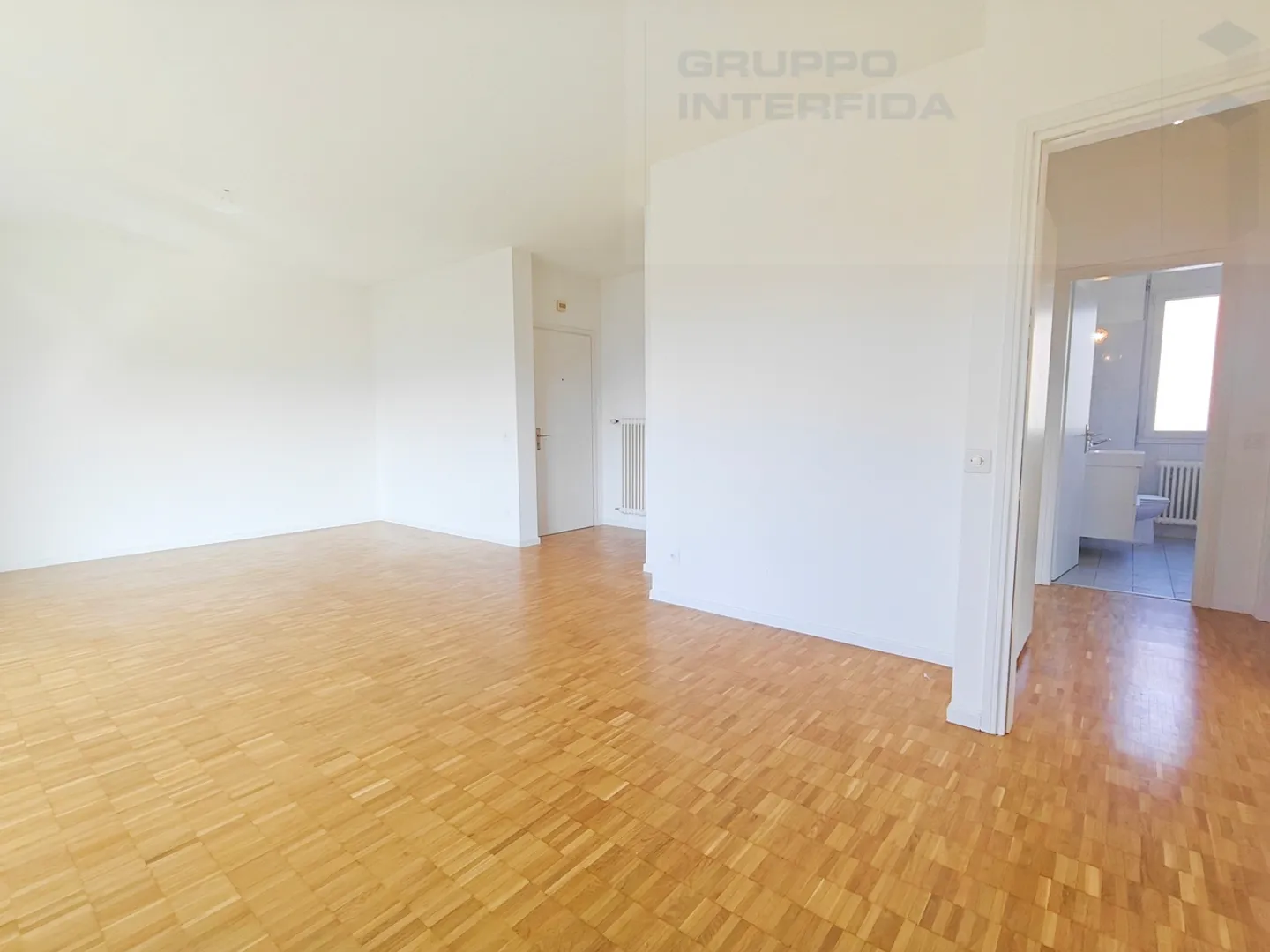 APPARTAMENTO LUMINOSO DI 3,5 LOCALI A MORBIO INFERIORE - Foto 3 di 9