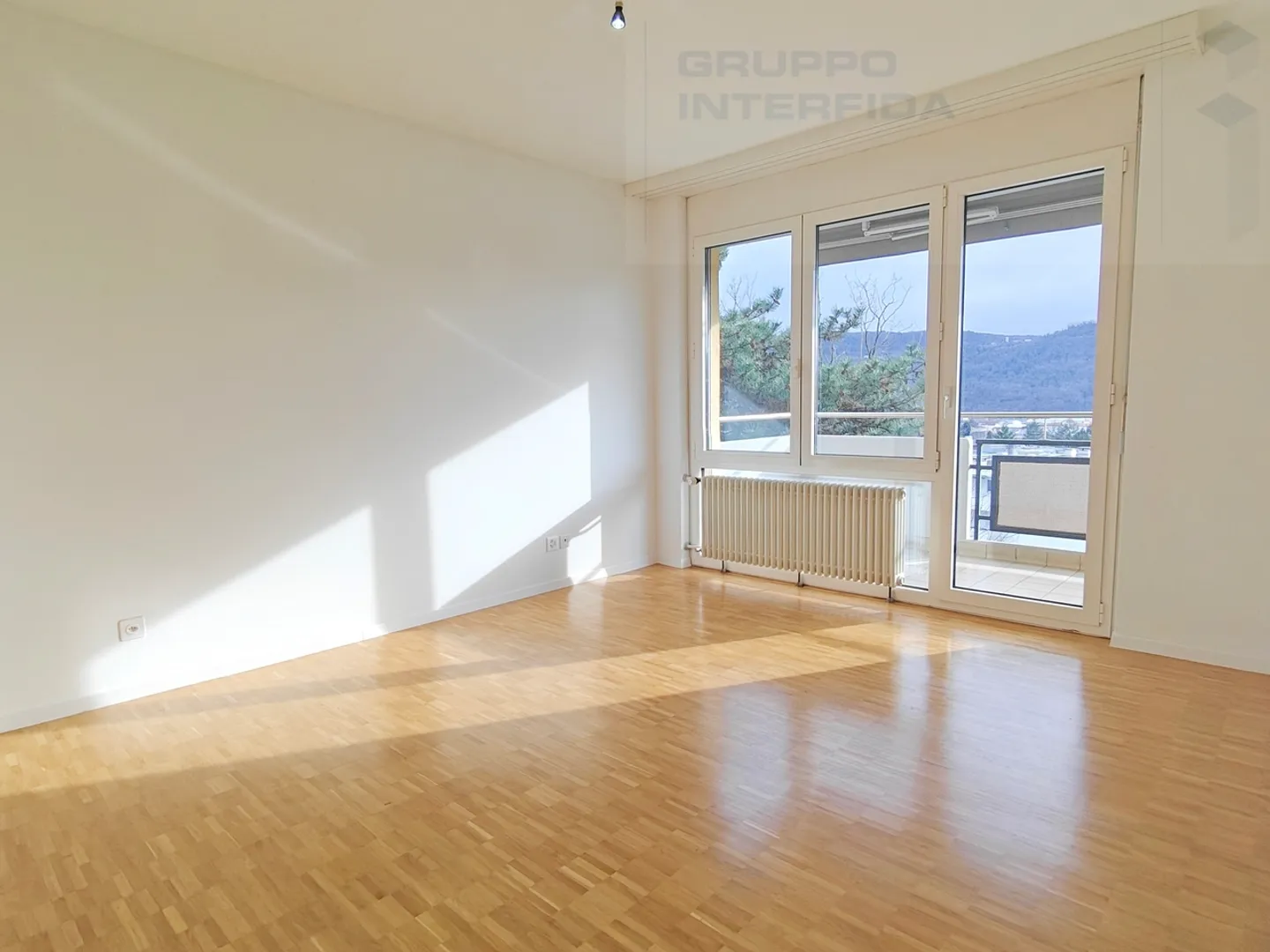 APPARTAMENTO LUMINOSO DI 3,5 LOCALI A MORBIO INFERIORE - Foto 4 di 9