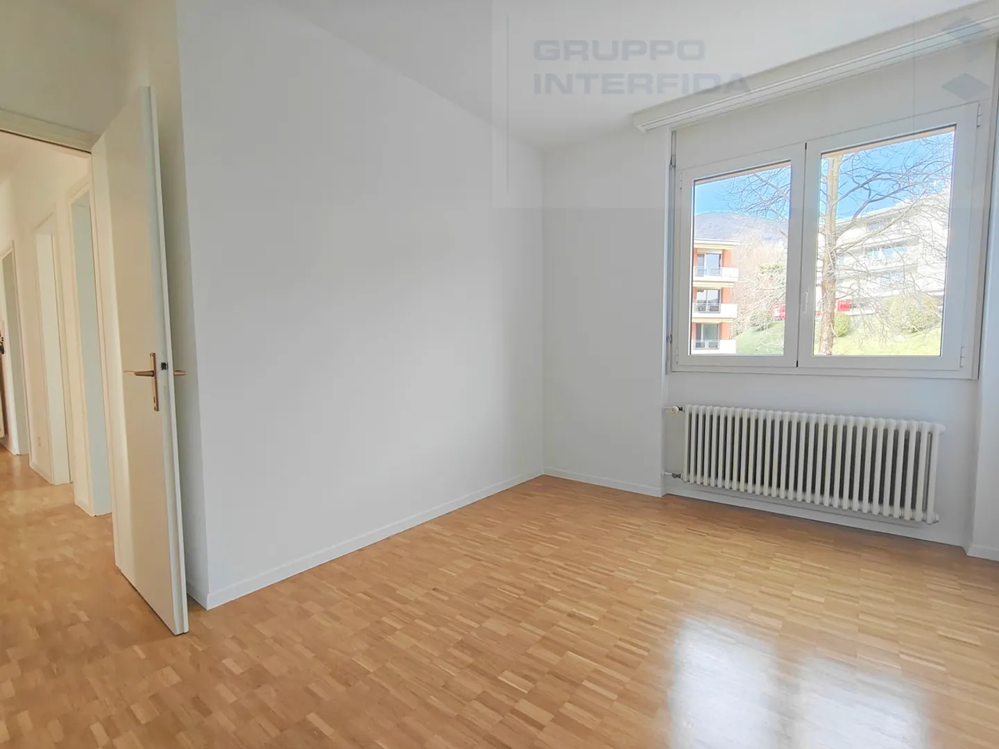APPARTAMENTO LUMINOSO DI 3,5 LOCALI A MORBIO INFERIORE - Foto 5 di 9