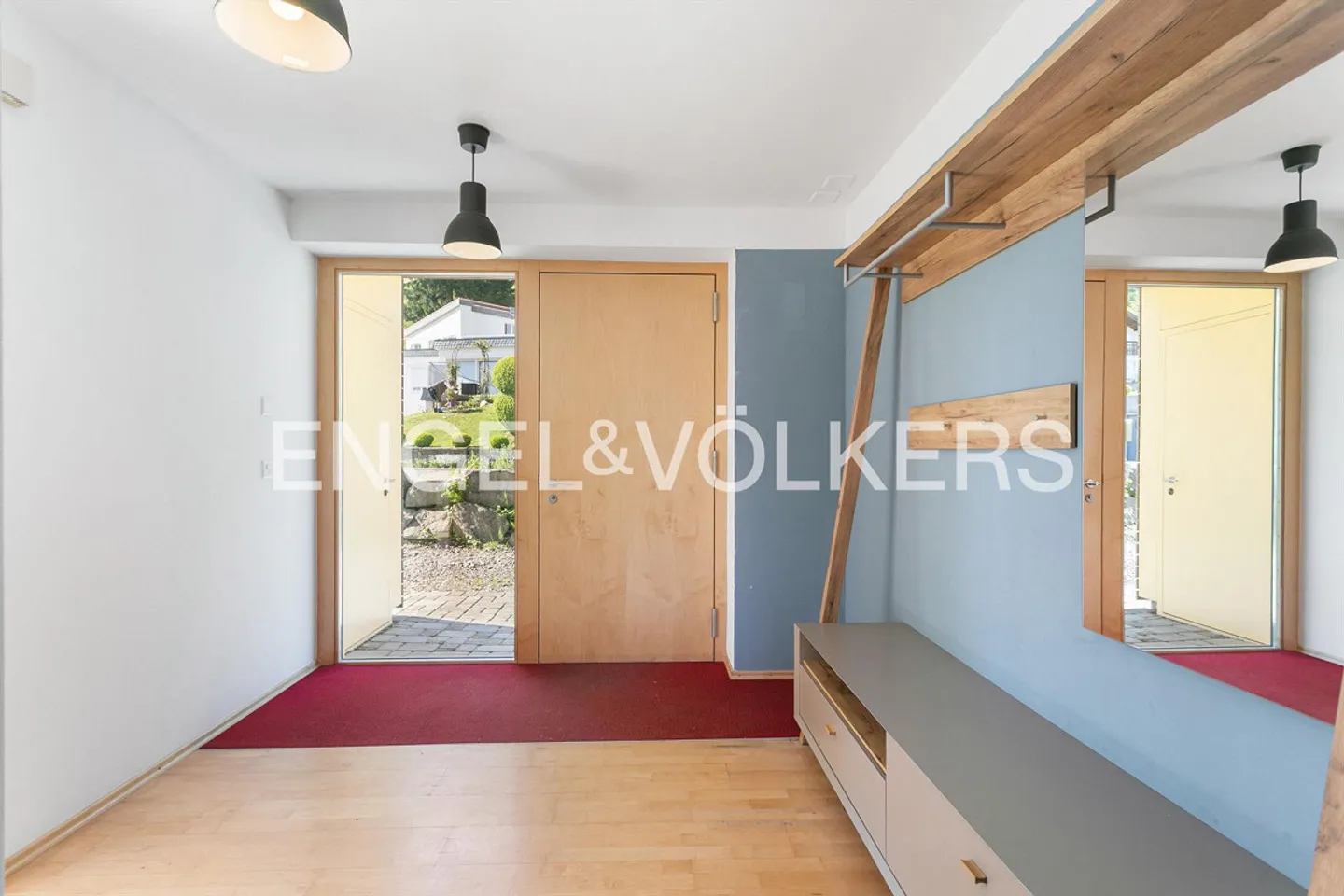 Geräumiges Familienhaus in ruhiger Lage - Foto 2 von 2