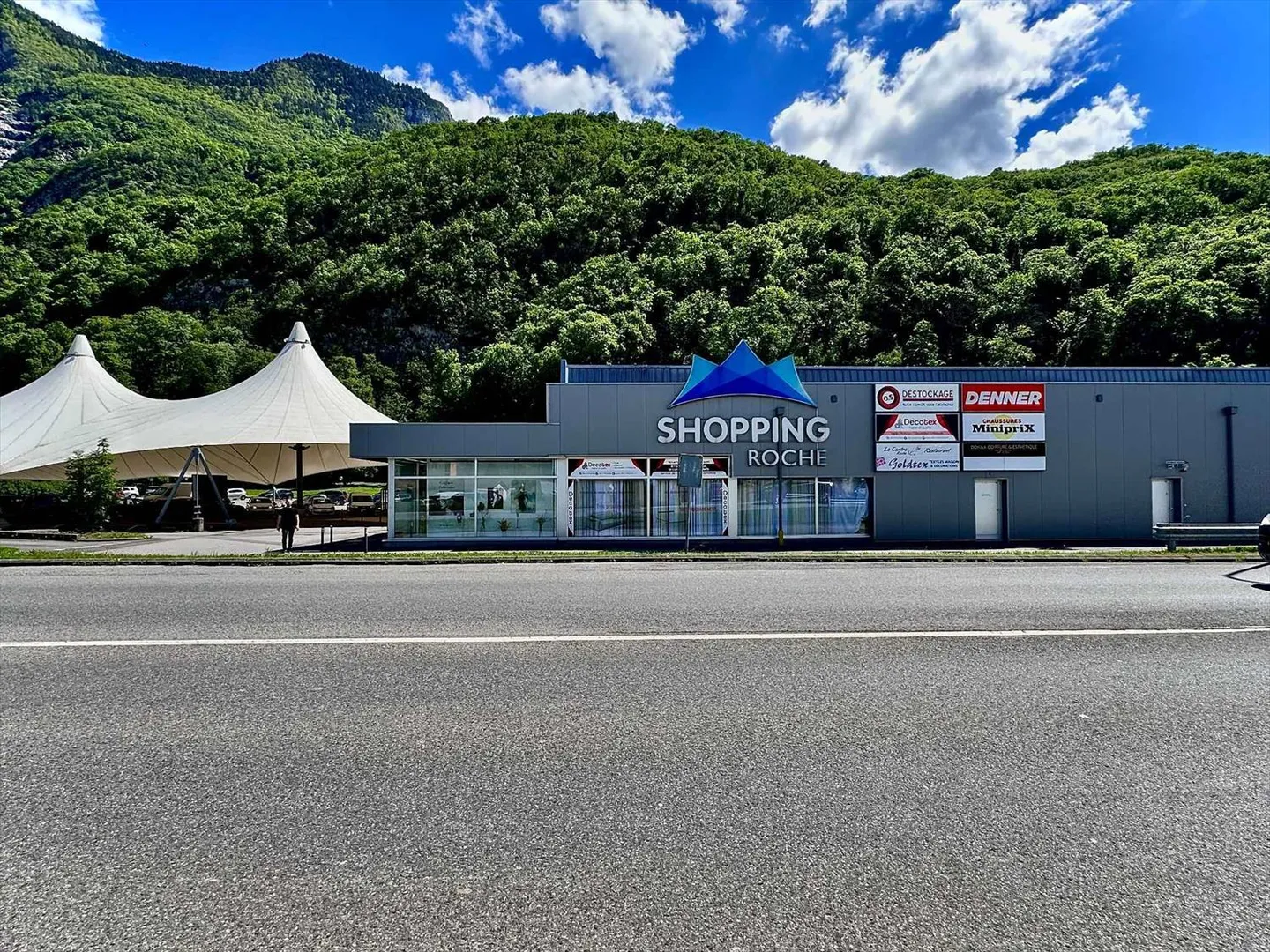 1'400 m² disponibles au Centre Commercial SHOPPING ROCHE - Photo 1 sur 4