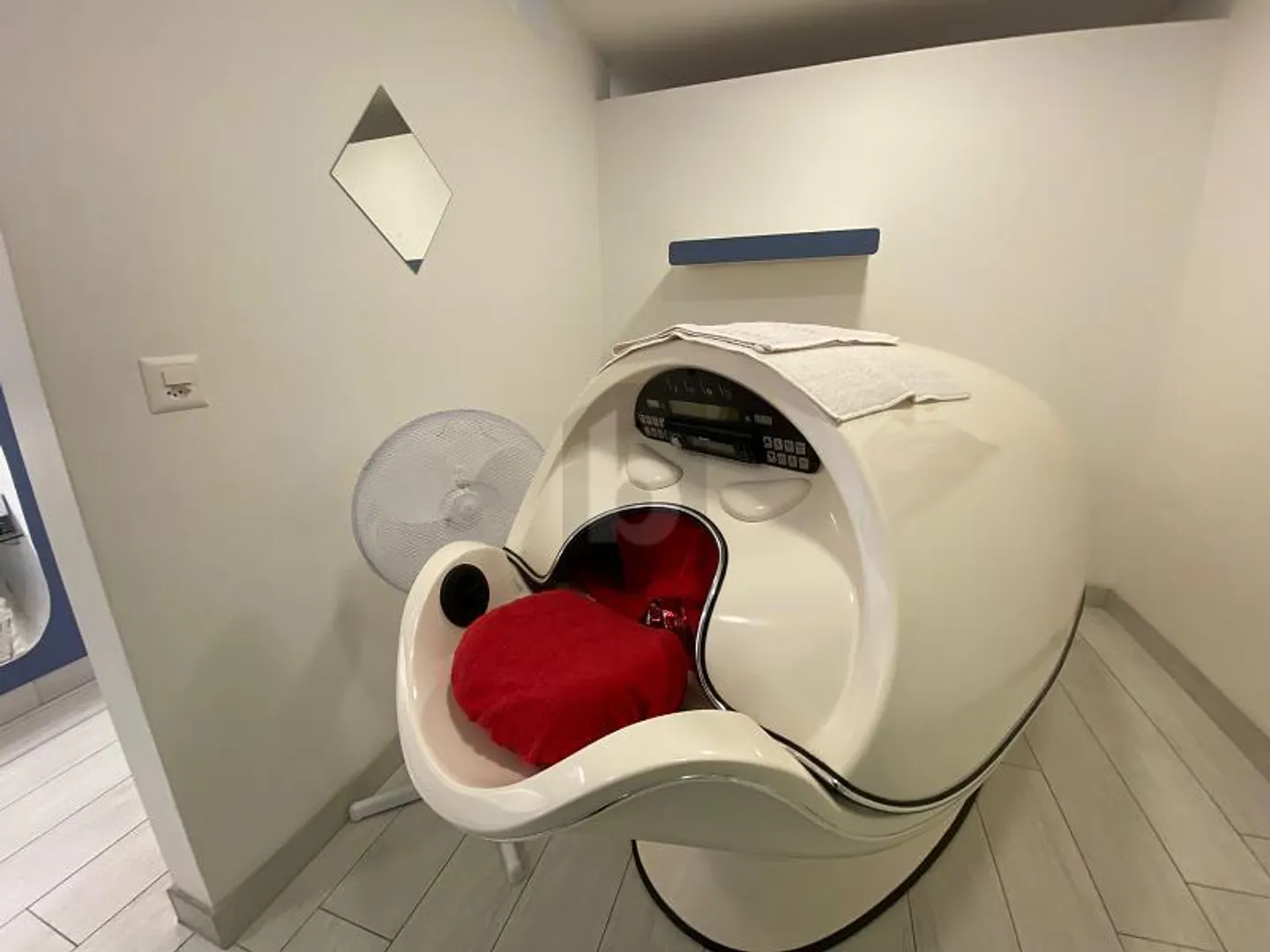 BEAUTY INSTITUTE WITH EXCELLENT TURNOVER - Photo 1 of 6