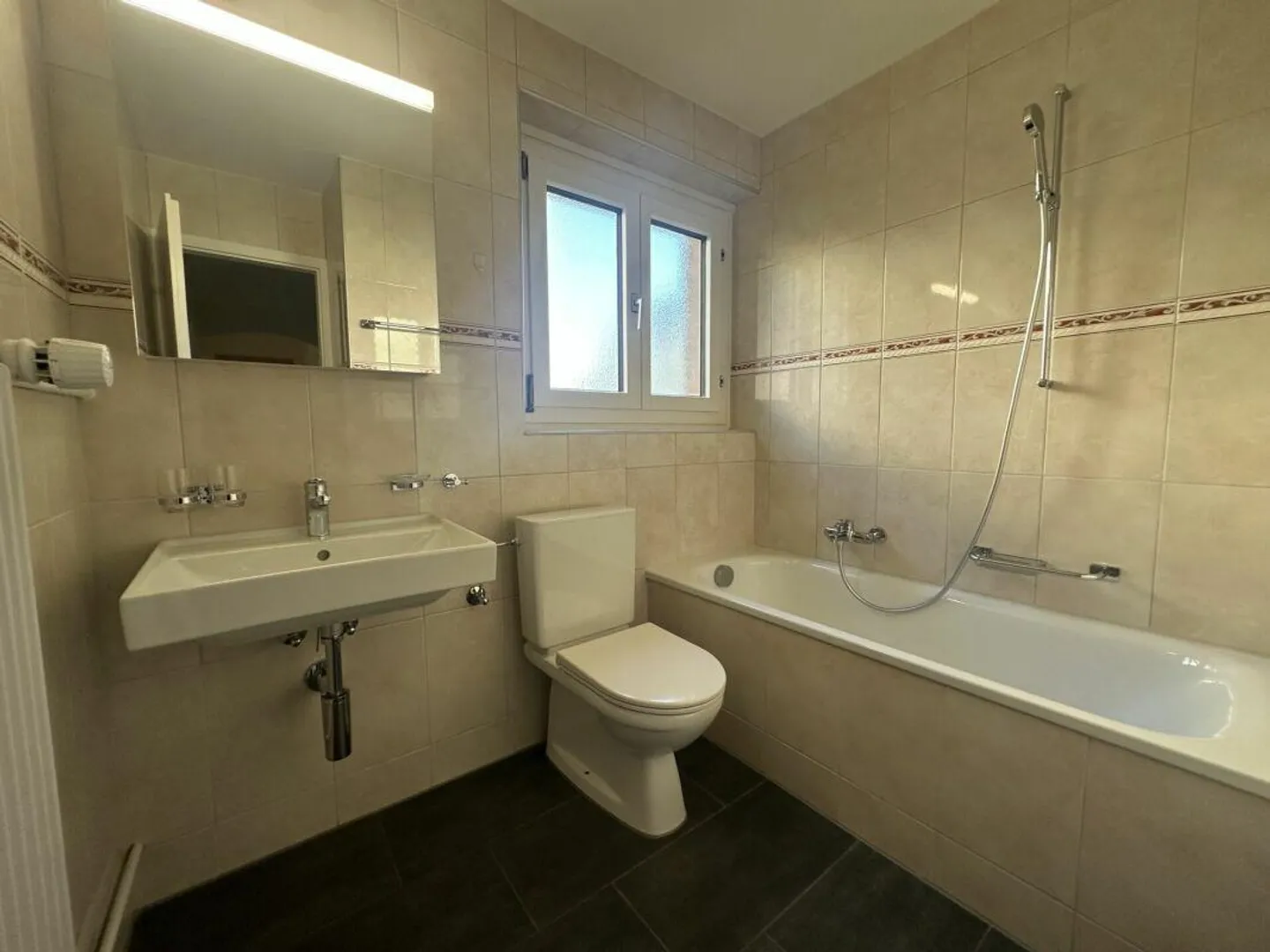 Appartamento 4.5 locali parzialmente ristrutturato e soleggiato a Kriens - Foto 9 di 10