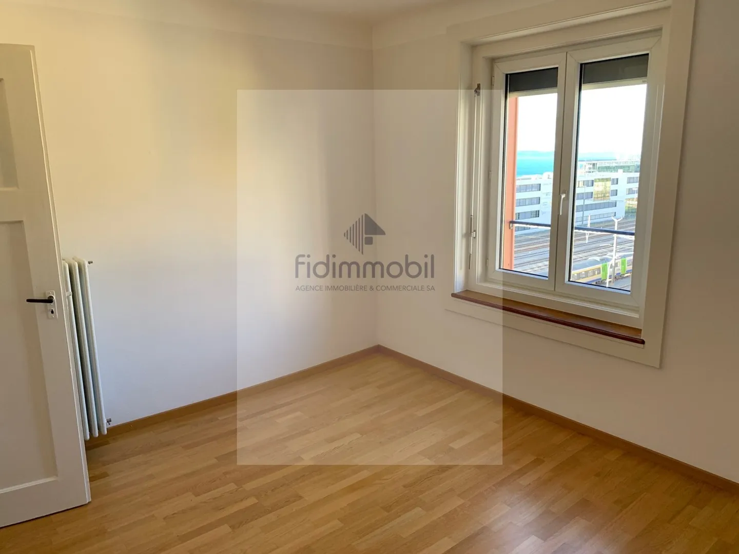 Apartment near all amenities with lake view - Photo 3 of 5