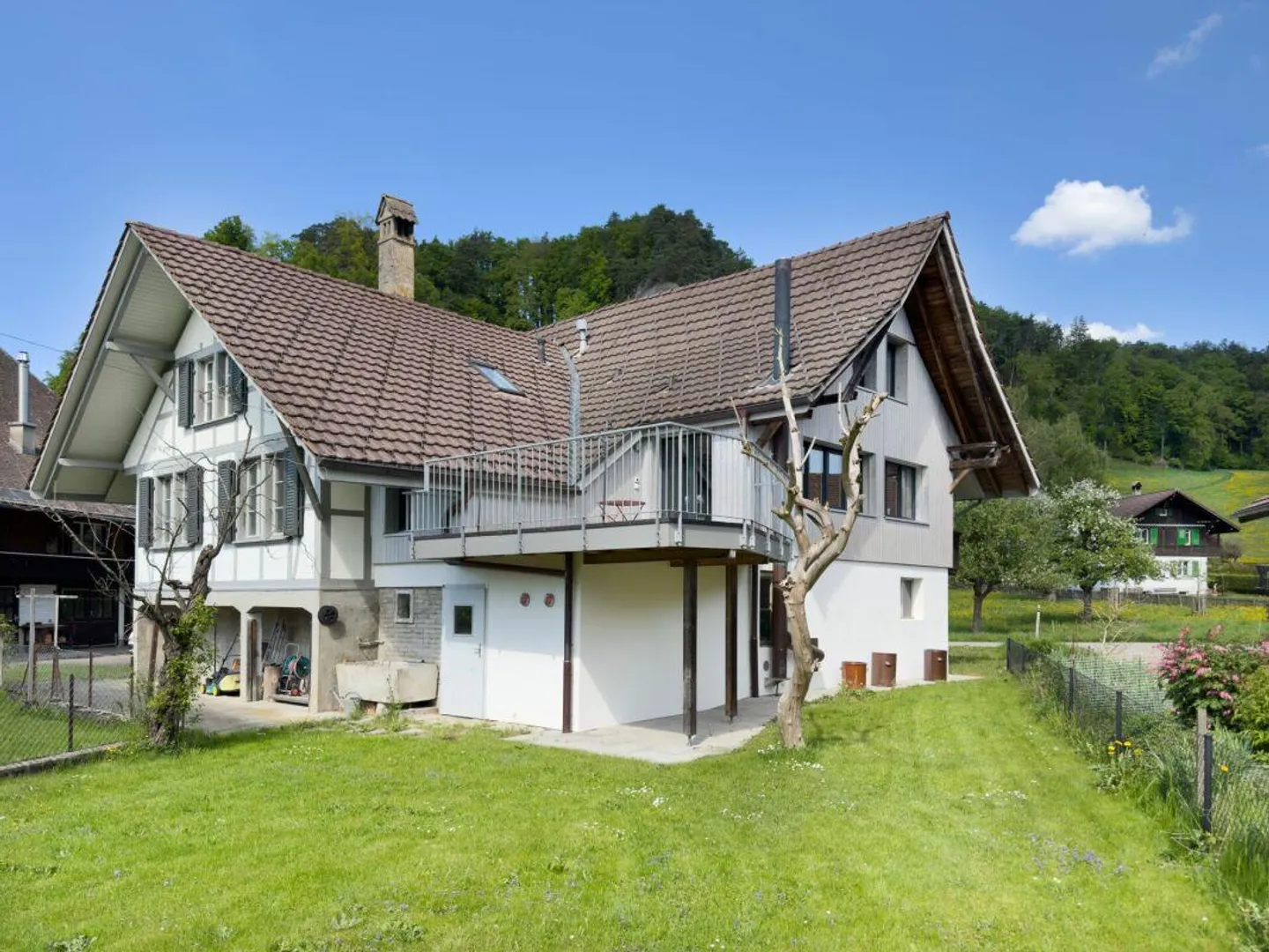 Nur 18 Minuten von Bern entfernt! Sonniges Riegelhaus mit grosser Terrasse und schönem Umschwung - Foto 1 von 30