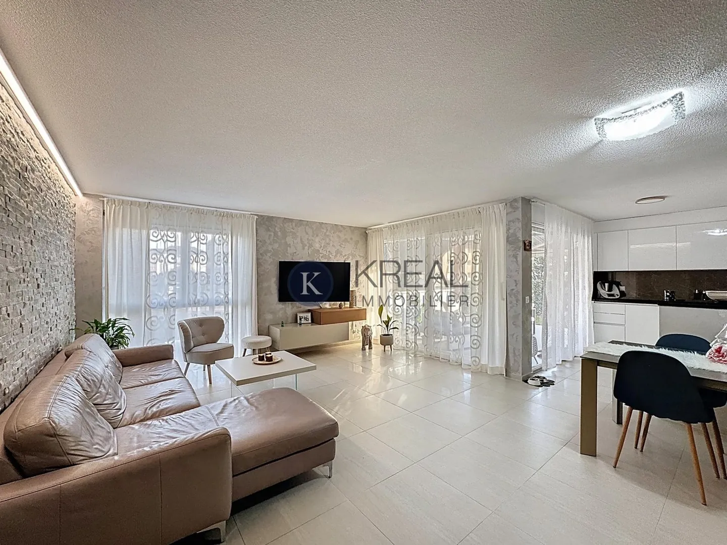 Appartement spacieux de 4,5 pièces avec jardin et terrasse privés : lumineux et rénové ! - Photo 4 sur 13