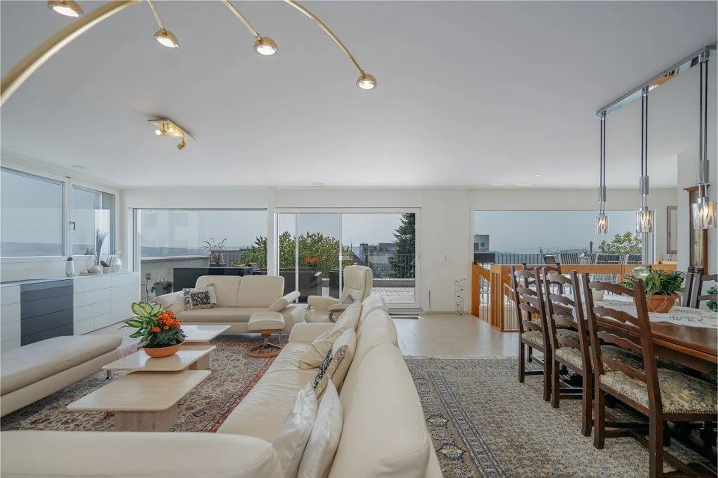 Space, Light, Far View: Living at the Highest Level - Photo 6 of 13