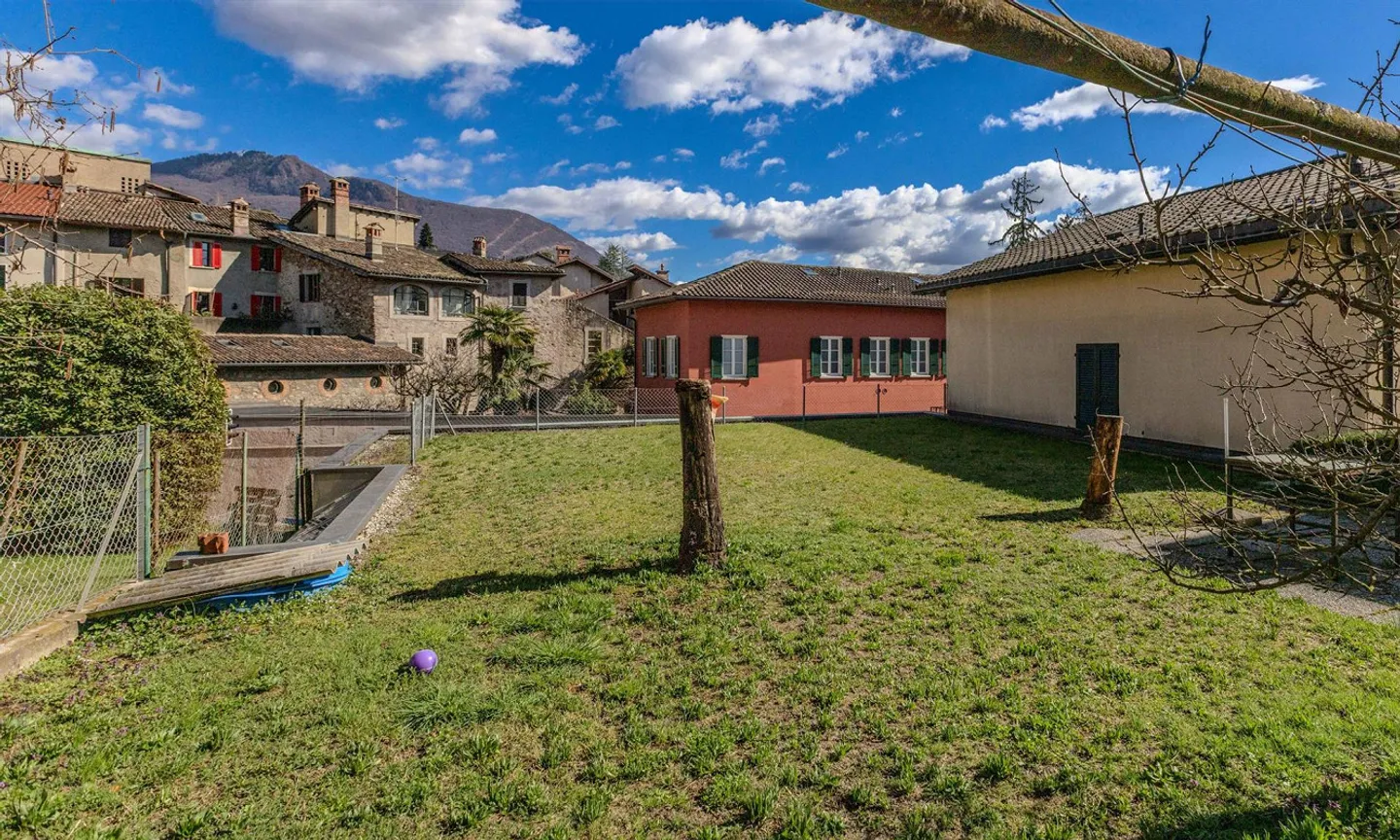 Spacious 7.5 Room House with Garden and Commercial Area in Cureglia - Photo 3 of 8
