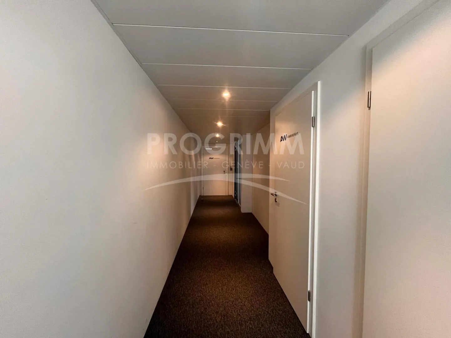 Section Junction - Superb offices of 100m2 - 3rd floor - Bright and air-conditioned - Optional parking. - Photo 2 of 6