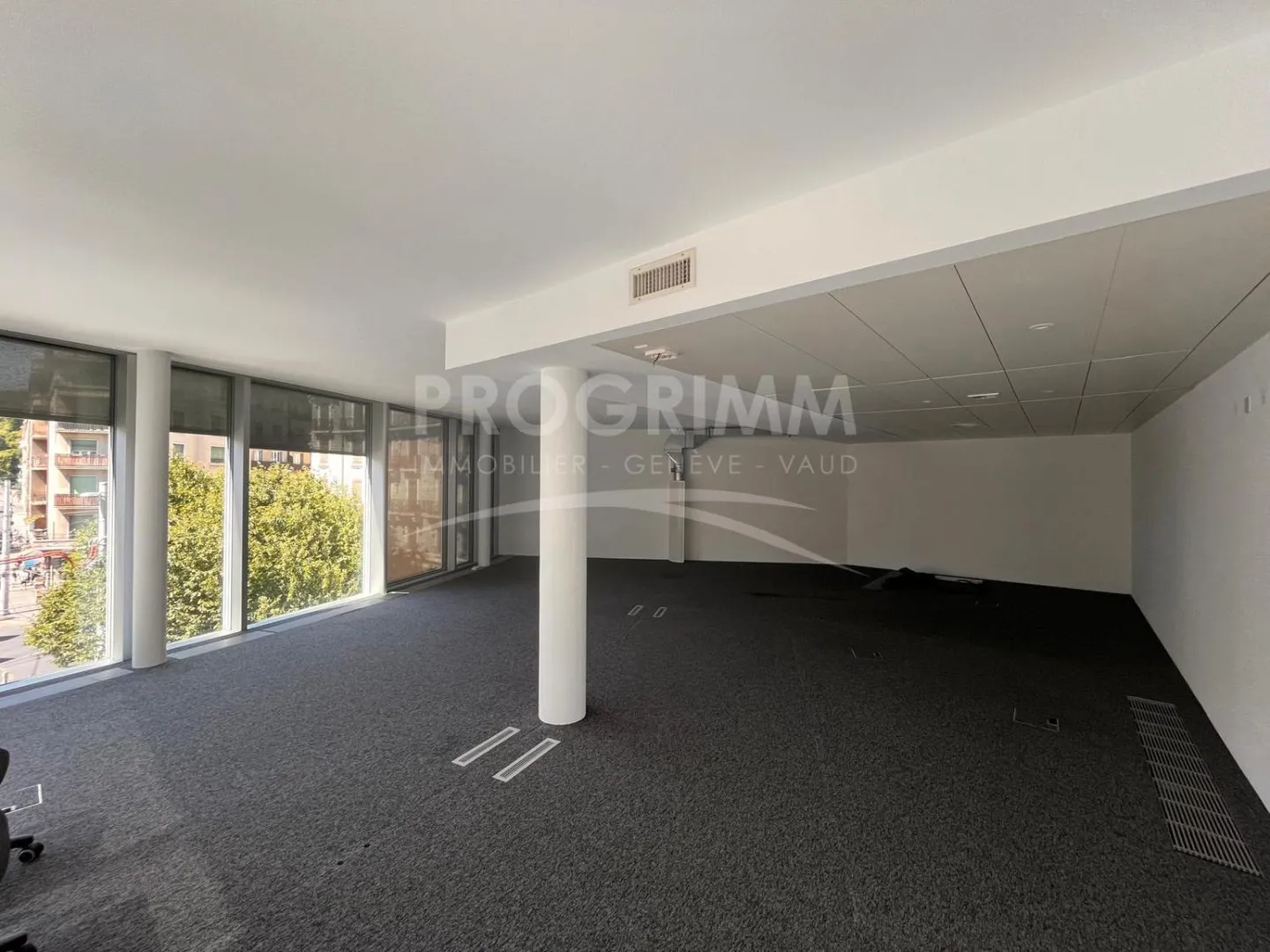 Section Junction - Superb offices of 100m2 - 3rd floor - Bright and air-conditioned - Optional parking. - Photo 3 of 6