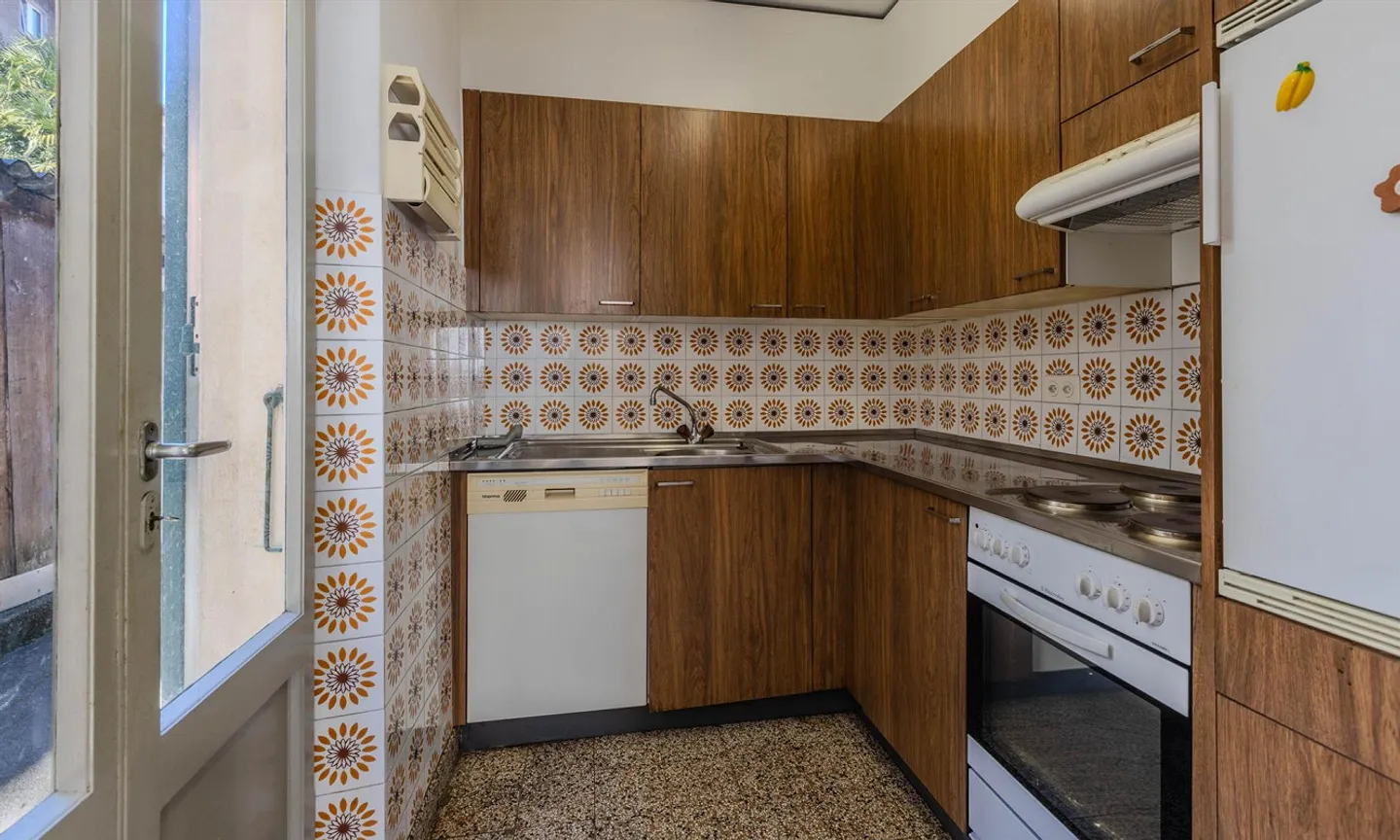Spacious 7.5 Room House with Garden and Commercial Area in Cureglia - Photo 4 of 8