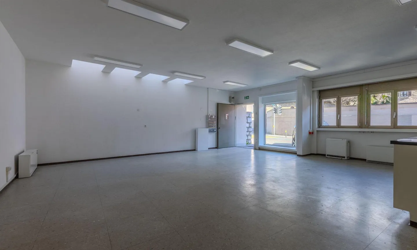 Spacious 7.5 Room House with Garden and Commercial Area in Cureglia - Photo 8 of 8