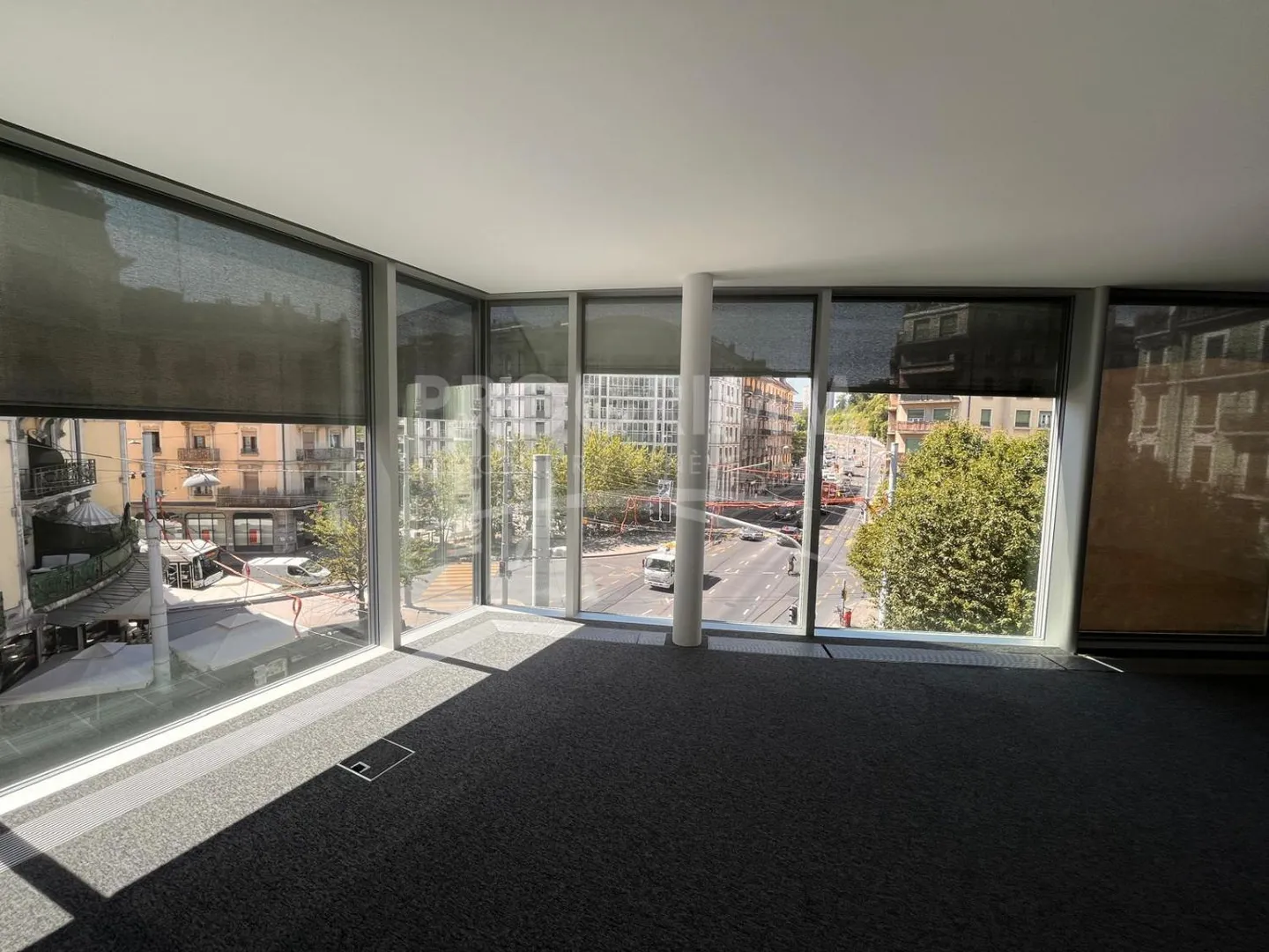 Section Junction - Superb offices of 100m2 - 3rd floor - Bright and air-conditioned - Optional parking. - Photo 5 of 6