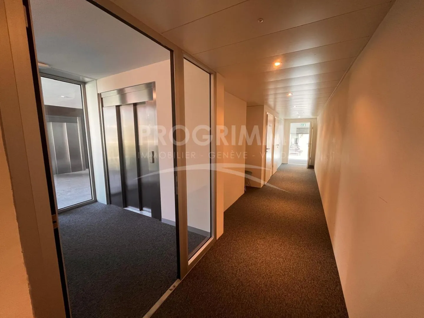 Section Junction - Superb offices of 100m2 - 3rd floor - Bright and air-conditioned - Optional parking. - Photo 1 of 6