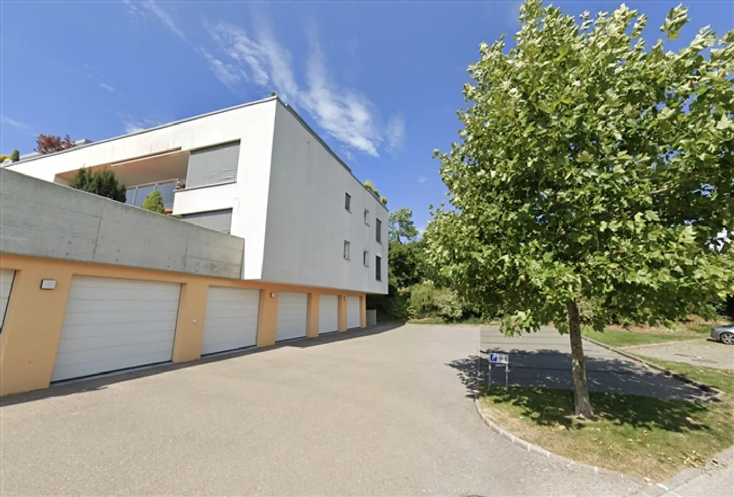 Praktischer Parkplatz - Foto 2 von 2