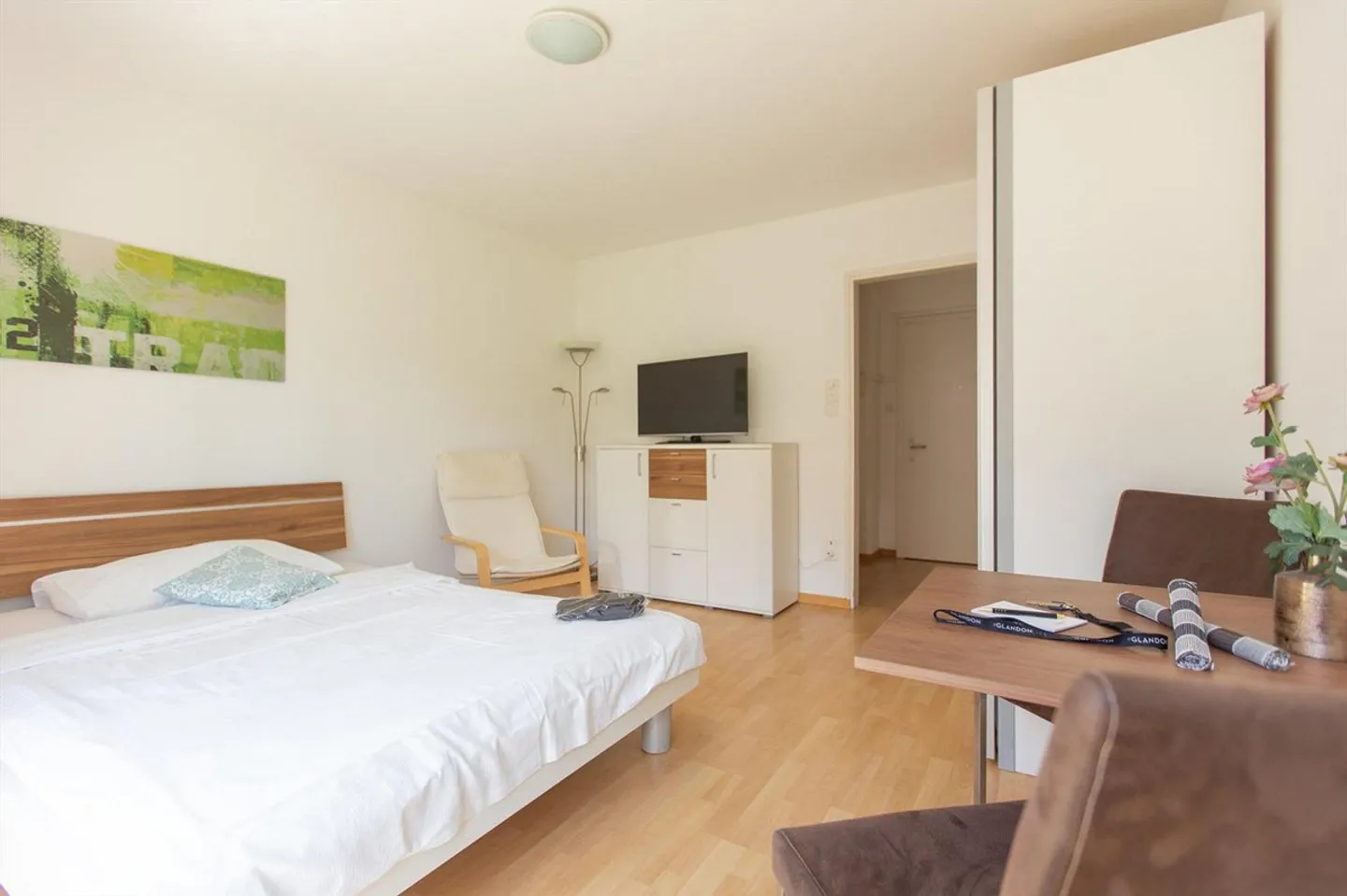 Möbliertes 1-Zimmer-Apartment mit Balkon in der Innenstadt Zürich - Foto 2 von 6