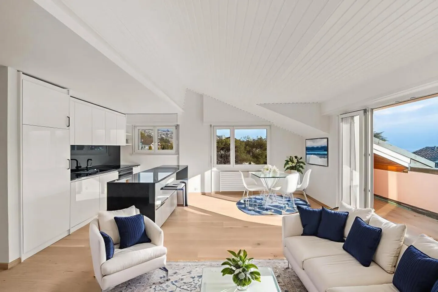 SELTEN AUF DEM MARKT - RENOVIERTE ATTIKAWOHNUNG - Foto 2 von 10