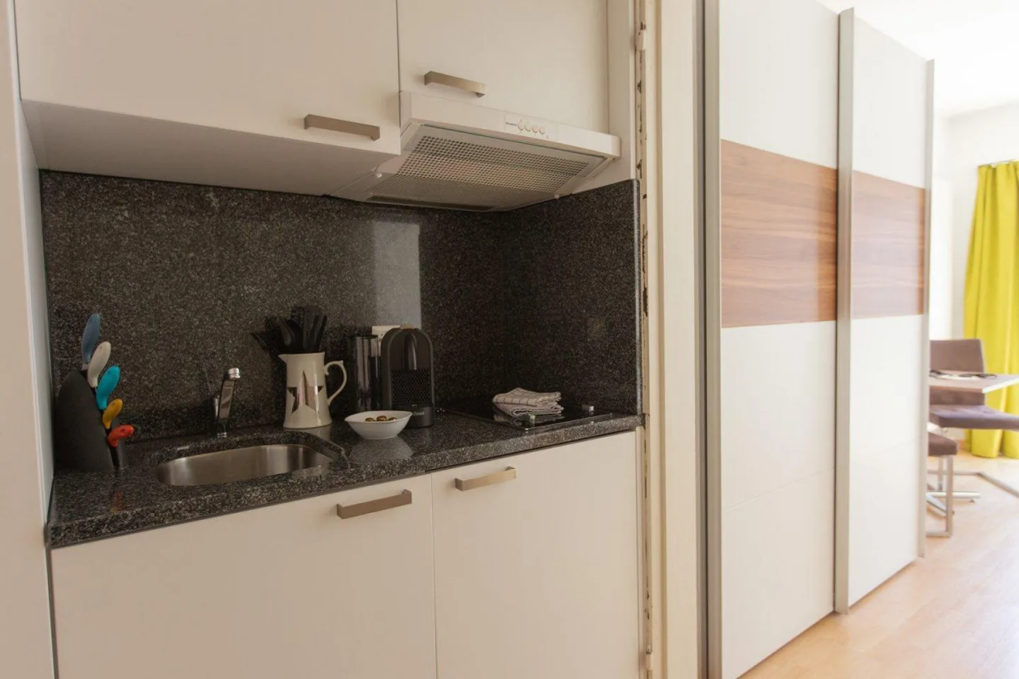 Möbliertes 1-Zimmer-Apartment mit Balkon in der Innenstadt Zürich - Foto 4 von 6