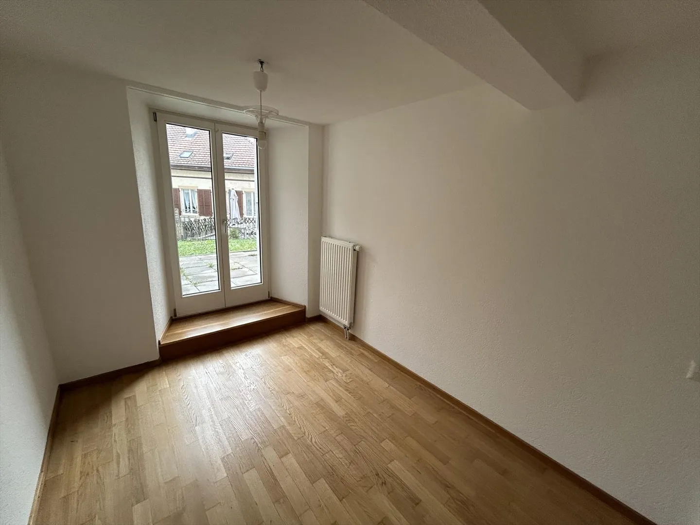 In affitto: bellissimo duplex di 4,5 stanze ristrutturato con giardino privato - Midi 14, St-Imier - Foto 9 di 12