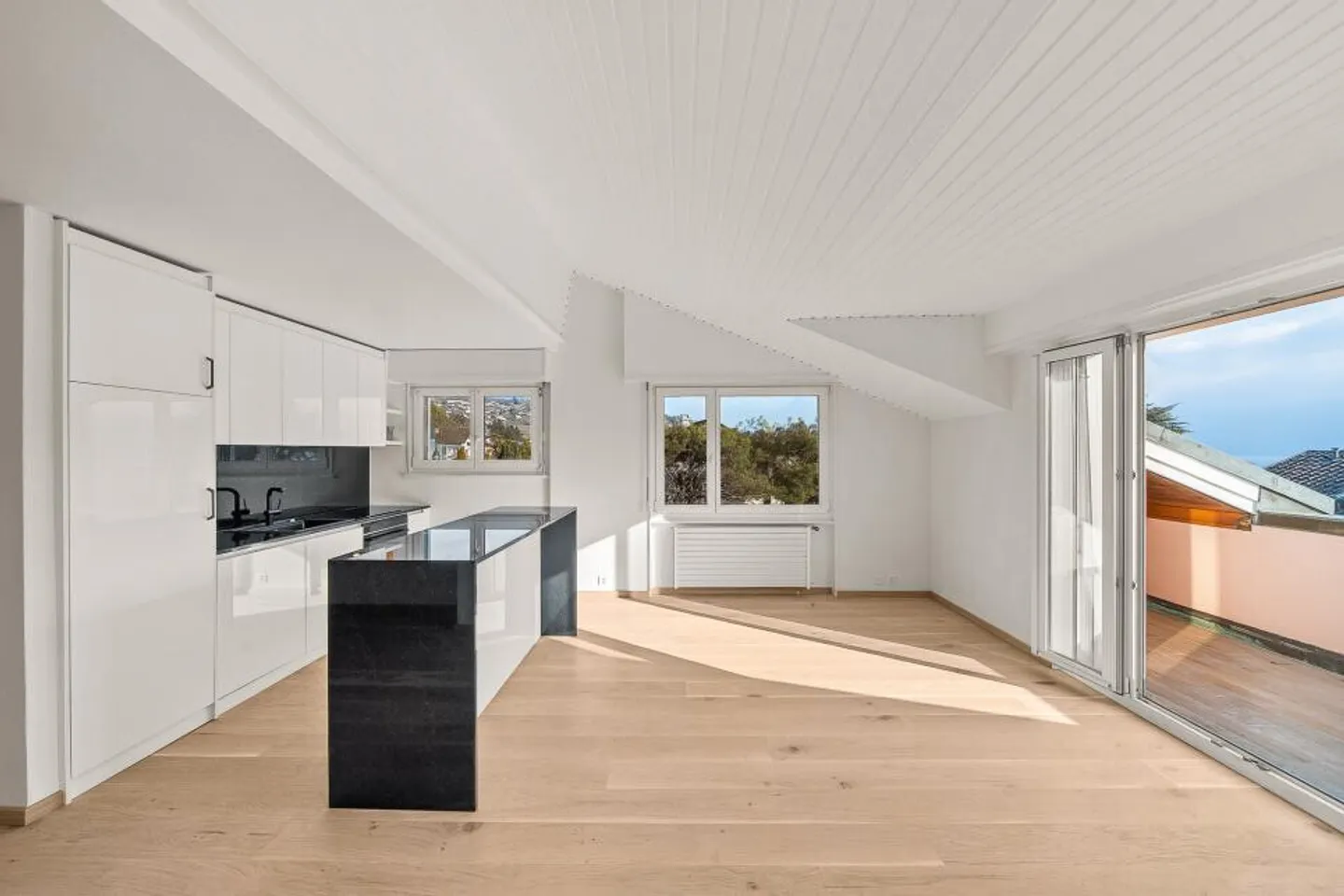 SELTEN AUF DEM MARKT - RENOVIERTE ATTIKAWOHNUNG - Foto 4 von 10