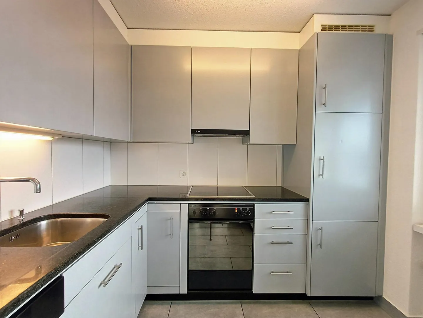 APPARTEMENT 3 ½ CHAMBRES ENSOLEILLÉ ET BIEN ENTRETENU AVEC UNE VUE IMPRENABLE À BAAR - Photo 2 sur 13