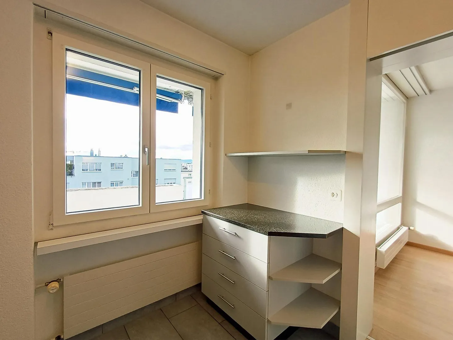 APPARTEMENT 3 ½ CHAMBRES ENSOLEILLÉ ET BIEN ENTRETENU AVEC UNE VUE IMPRENABLE À BAAR - Photo 4 sur 13