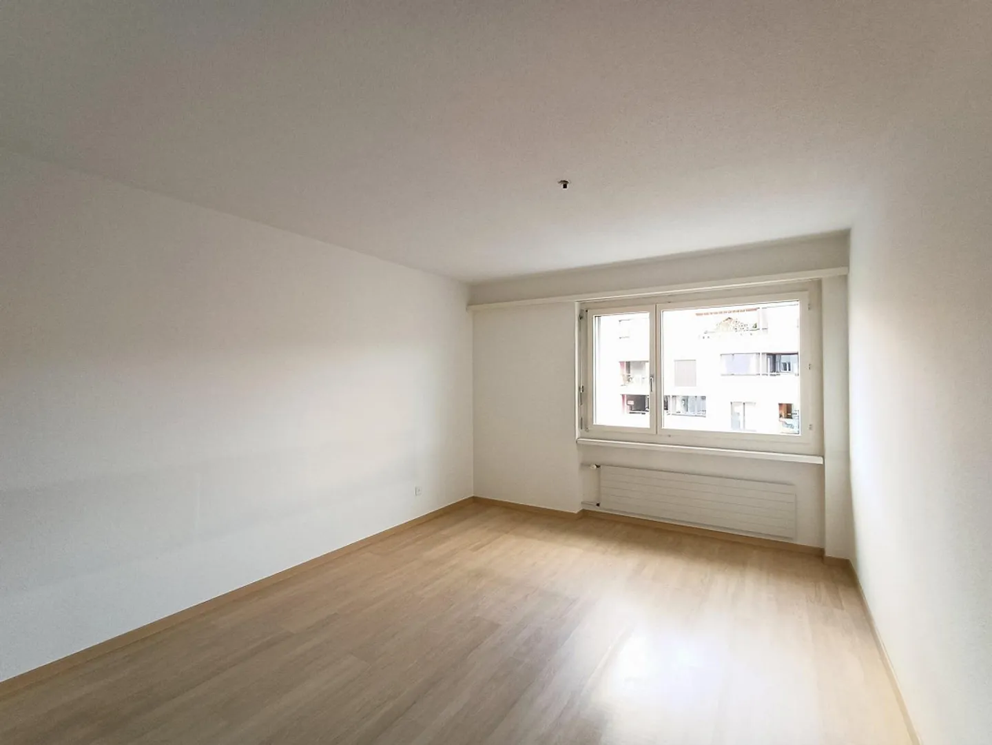 APPARTEMENT 3 ½ CHAMBRES ENSOLEILLÉ ET BIEN ENTRETENU AVEC UNE VUE IMPRENABLE À BAAR - Photo 8 sur 13