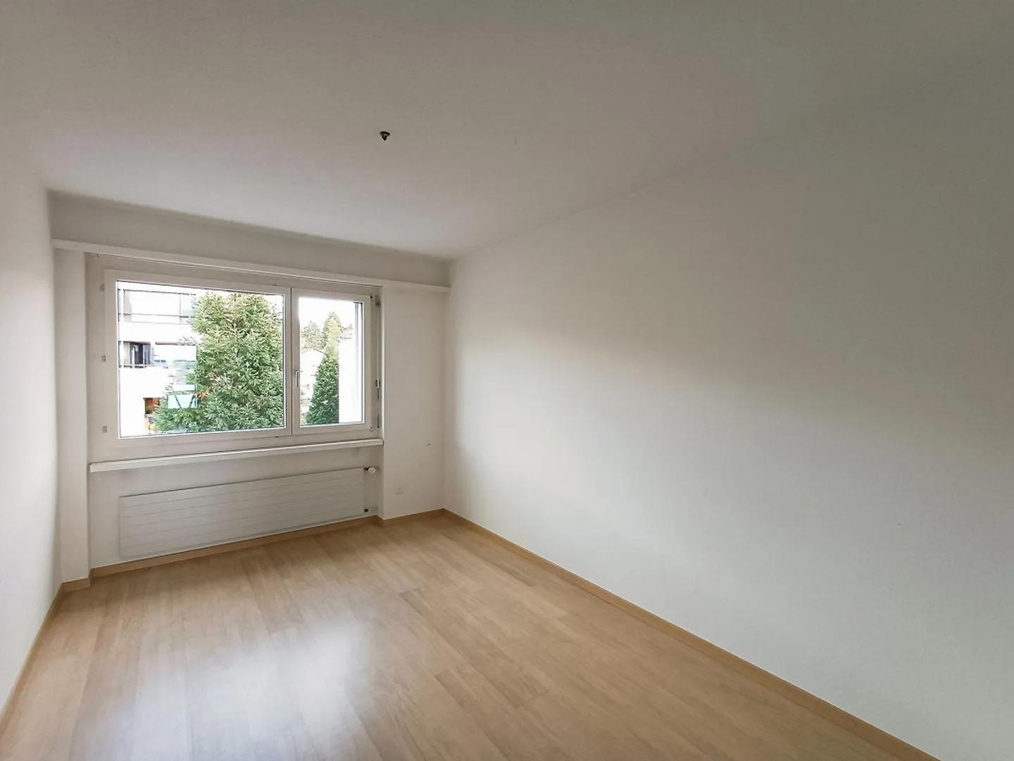 APPARTEMENT 3 ½ CHAMBRES ENSOLEILLÉ ET BIEN ENTRETENU AVEC UNE VUE IMPRENABLE À BAAR - Photo 9 sur 13