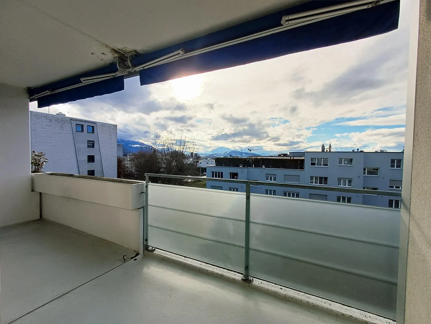 APPARTEMENT 3 ½ CHAMBRES ENSOLEILLÉ ET BIEN ENTRETENU AVEC UNE VUE IMPRENABLE À BAAR - Photo 11 sur 13