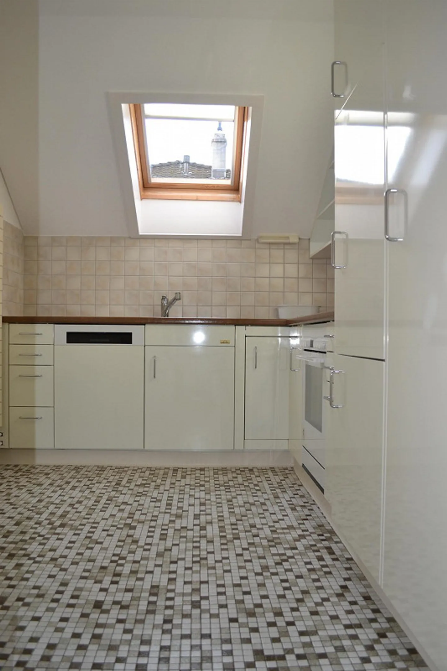 3.5 Room Attic Apartment - Photo 5 of 12