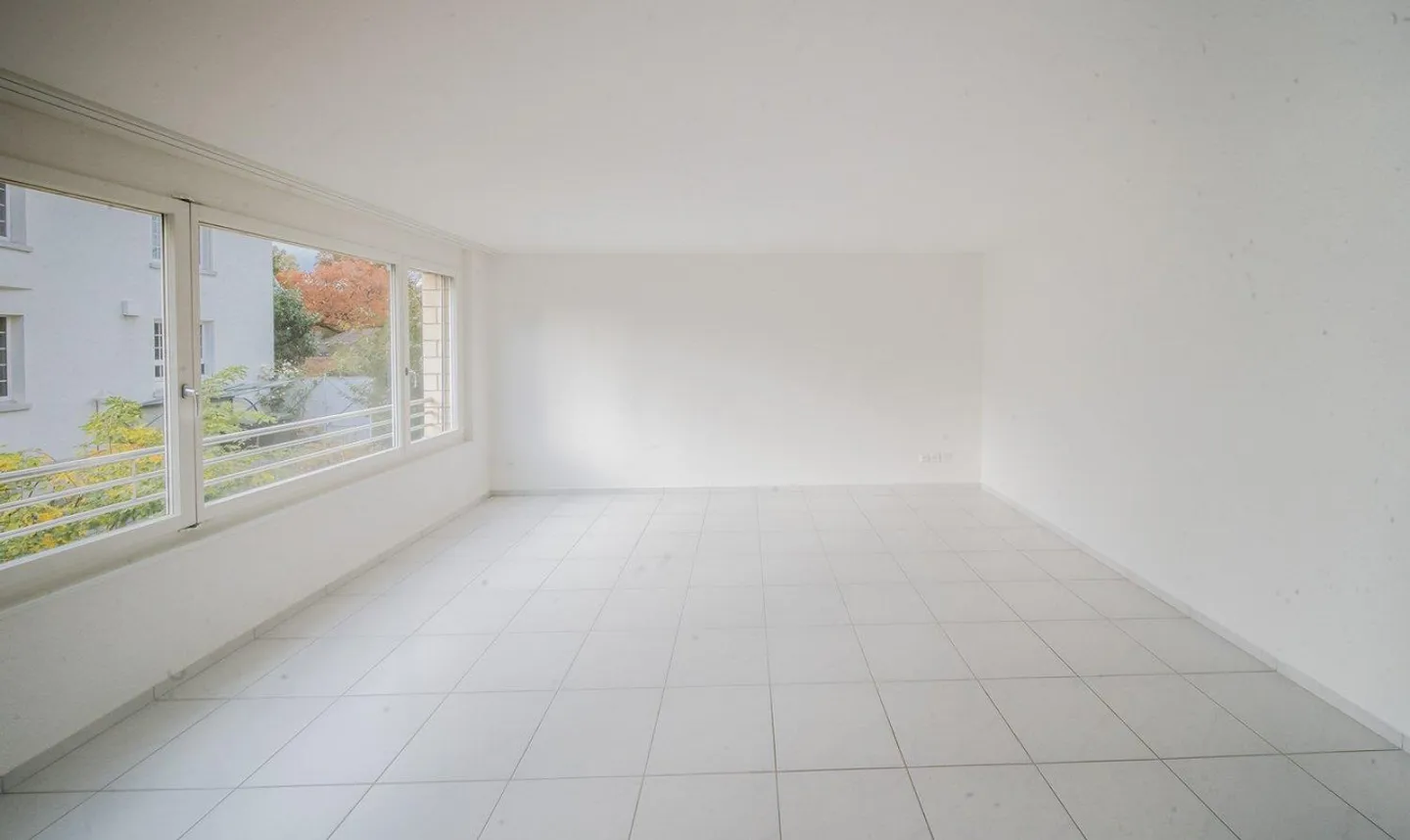 Light-flooded 6.5-room maisonette with balcony in green Riehen - Photo 4 of 13