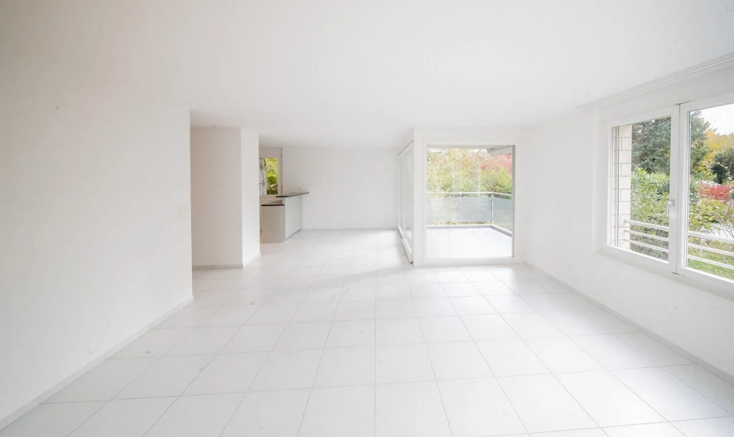 Light-flooded 6.5-room maisonette with balcony in green Riehen - Photo 5 of 13