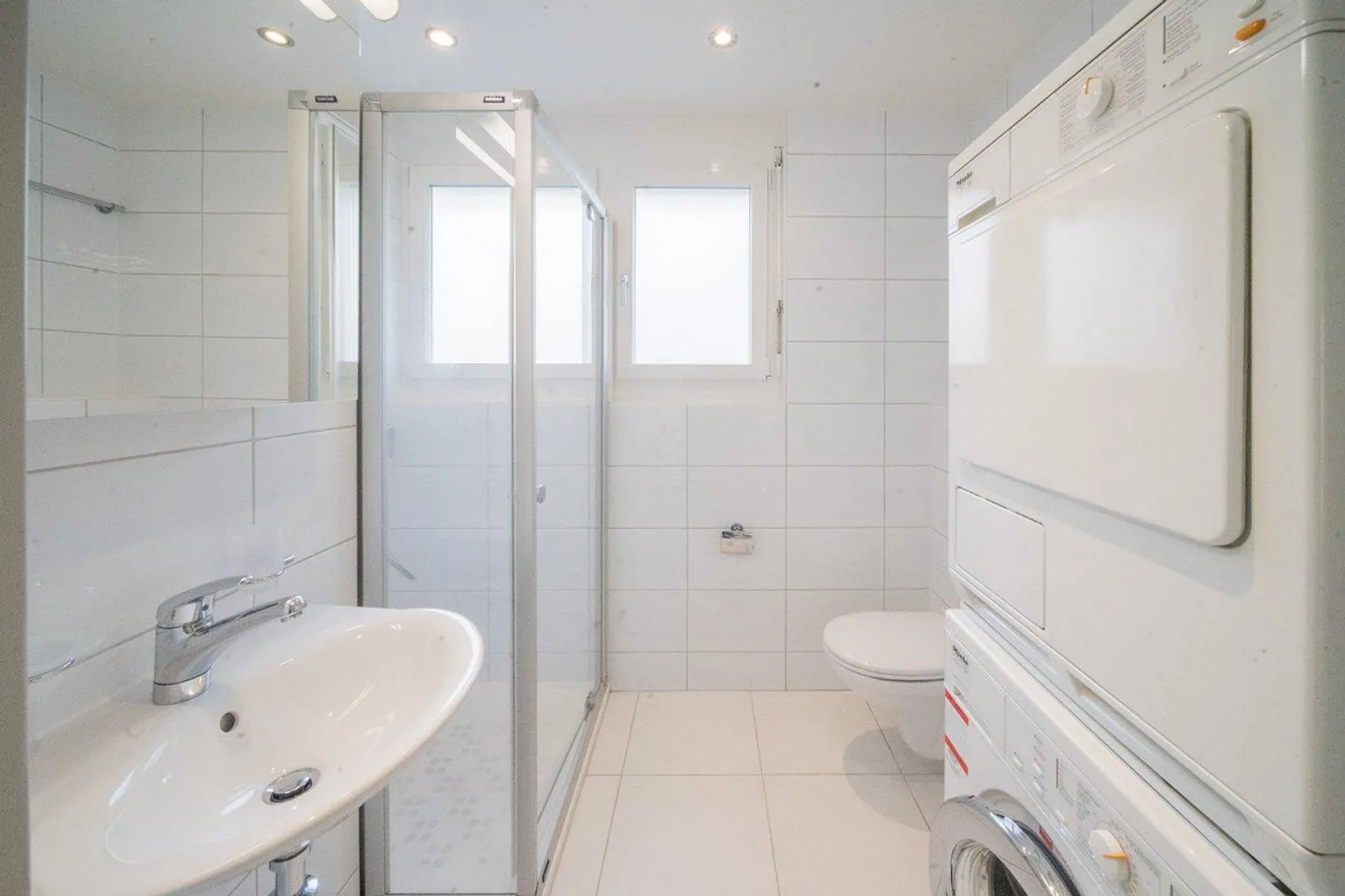 Light-flooded 6.5-room maisonette with balcony in green Riehen - Photo 11 of 13