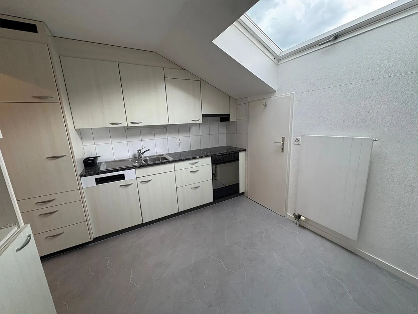 Cozy and affordable 2.5 room attic apartment with balcony - Photo 3 of 7