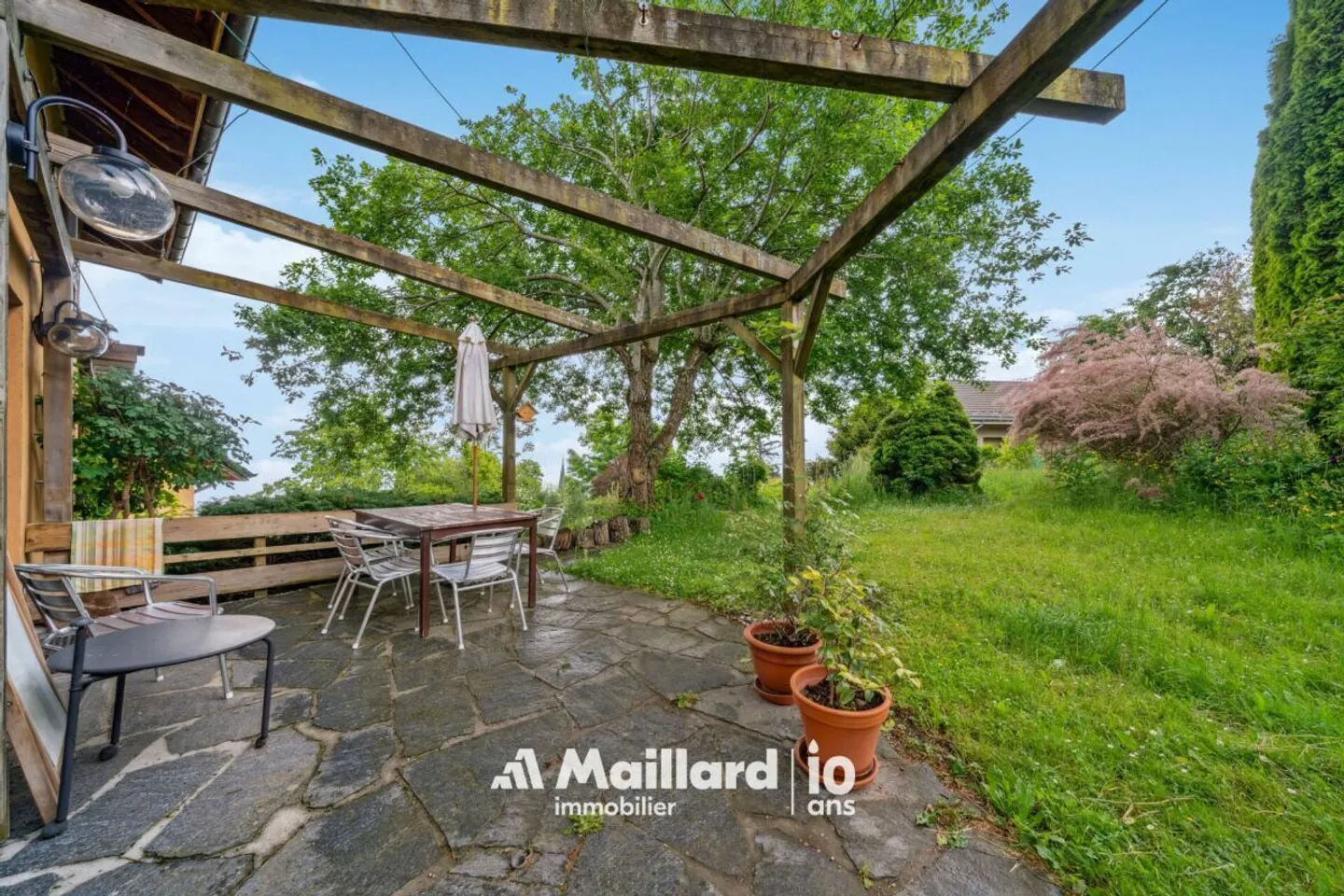 Villars-Burquin - 4.5-Room Maisonette with Large Garden of More Than 1,000 m² and Breathtaking View of the Lake - Photo 2 of 15