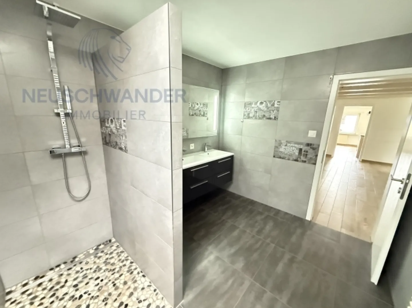 Exceptional spacious property, bright, ready to live with 2 apartments - Photo 2 of 20