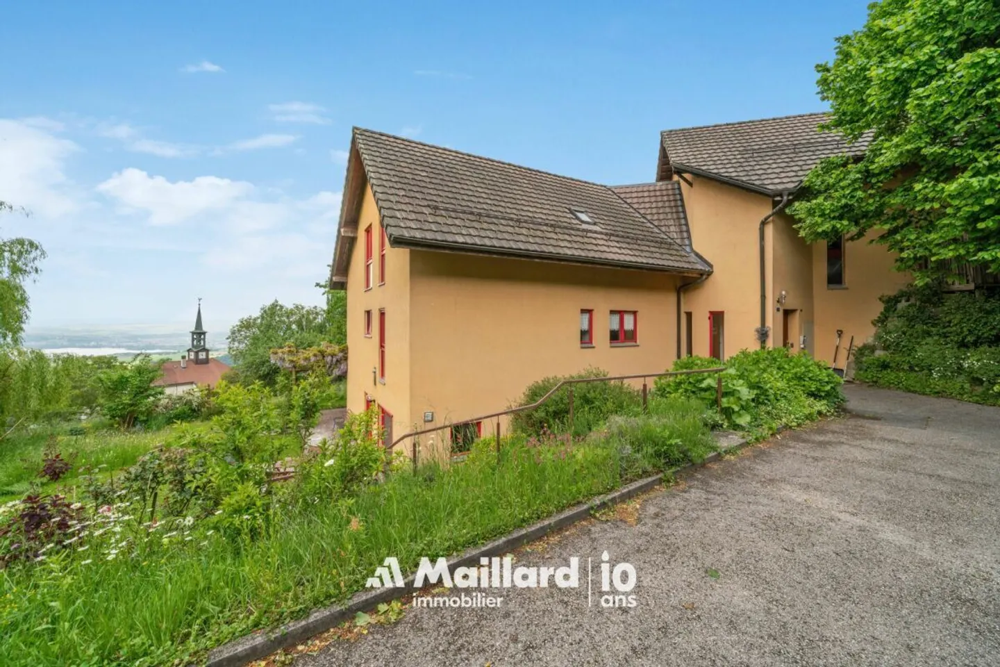 Villars-Burquin - 4.5-Room Maisonette with Large Garden of More Than 1,000 m² and Breathtaking View of the Lake - Photo 3 of 15