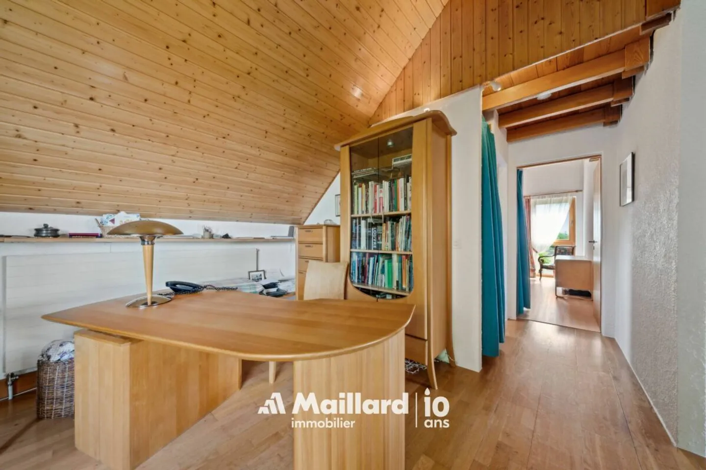 Villars-Burquin - 4.5-Room Maisonette with Large Garden of More Than 1,000 m² and Breathtaking View of the Lake - Photo 7 of 15