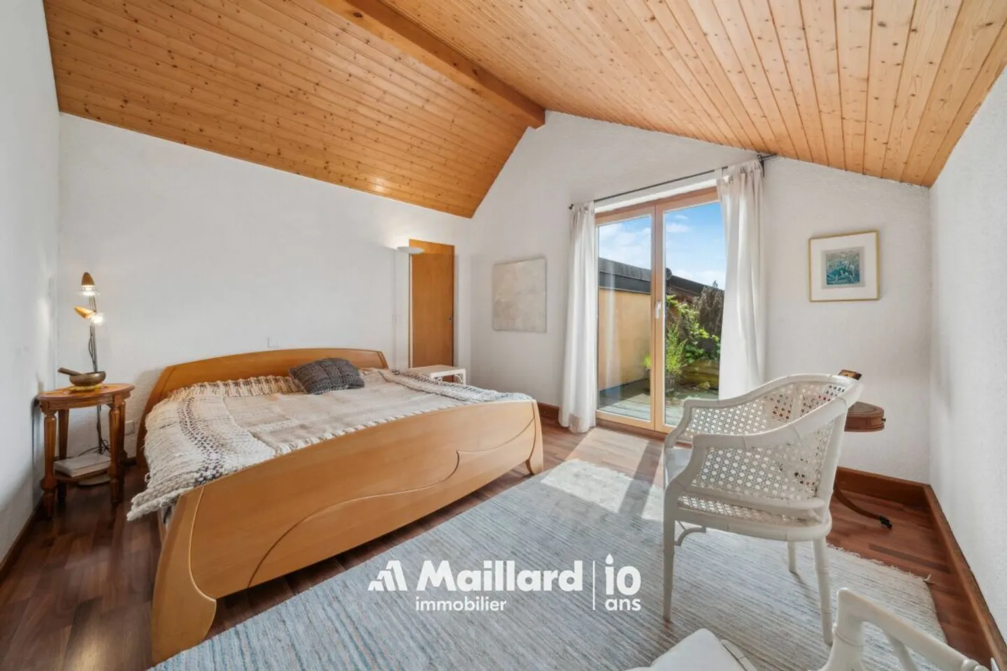 Villars-Burquin - 4.5-Room Maisonette with Large Garden of More Than 1,000 m² and Breathtaking View of the Lake - Photo 8 of 15