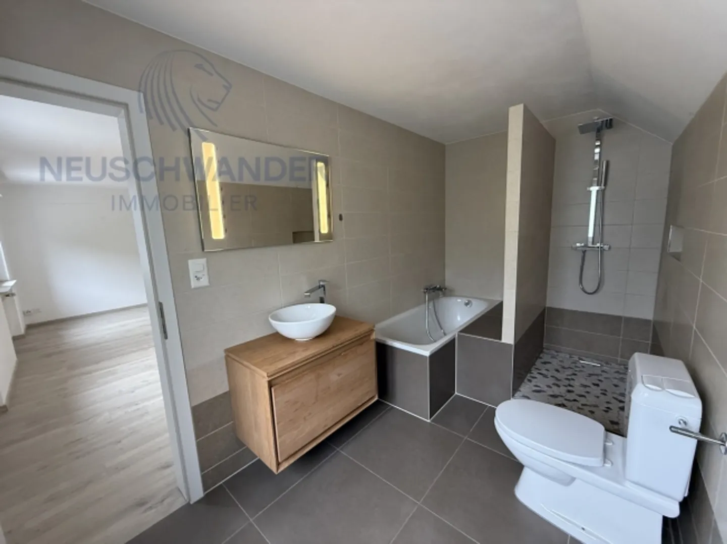 Exceptional spacious property, bright, ready to live with 2 apartments - Photo 10 of 20