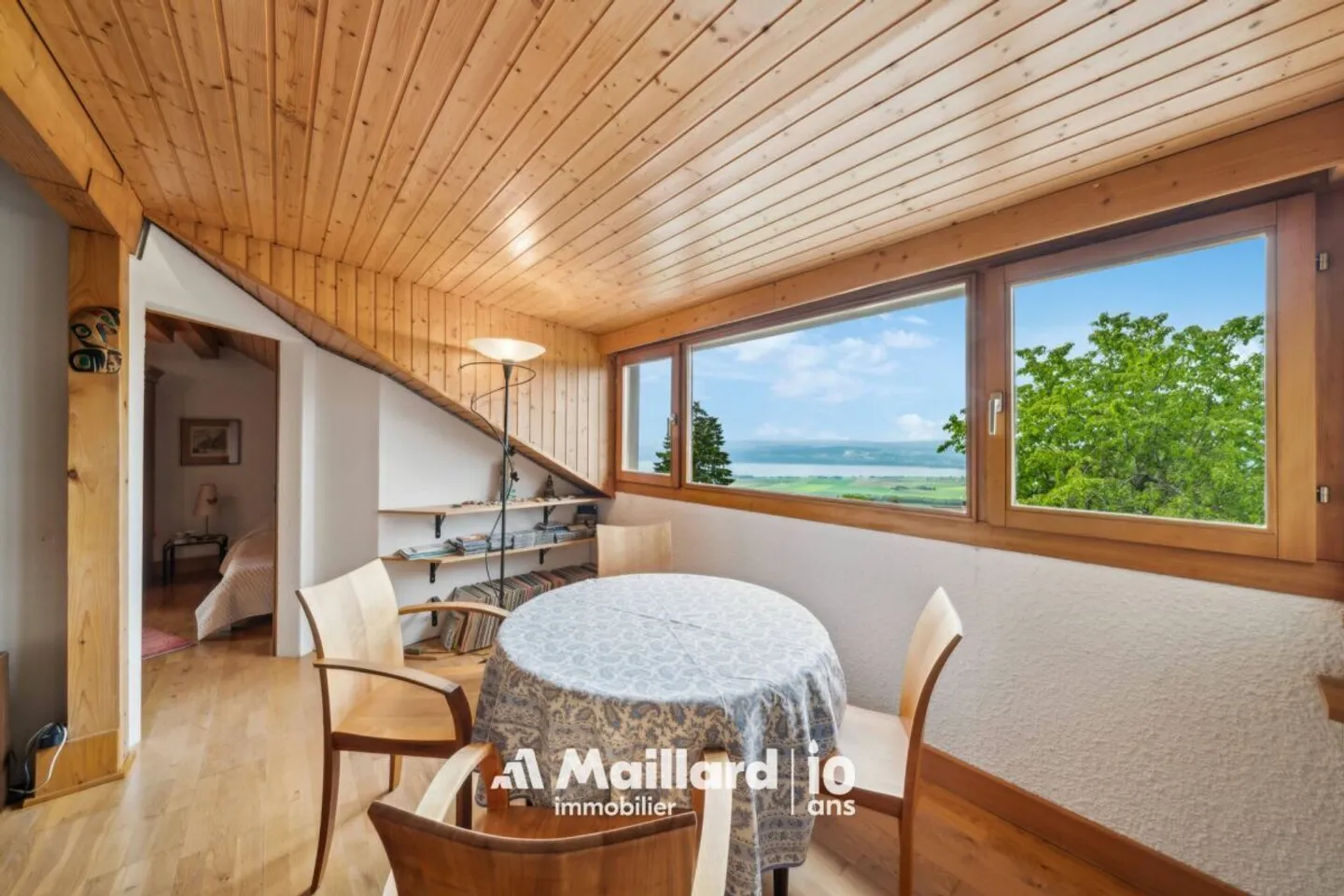 Villars-Burquin - 4.5-Room Maisonette with Large Garden of More Than 1,000 m² and Breathtaking View of the Lake - Photo 9 of 15