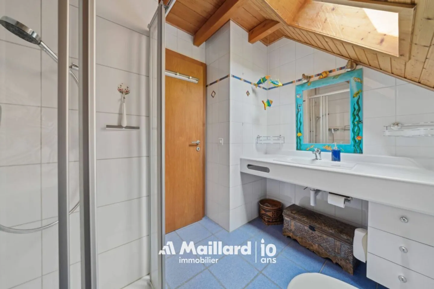 Villars-Burquin - 4.5-Room Maisonette with Large Garden of More Than 1,000 m² and Breathtaking View of the Lake - Photo 10 of 15