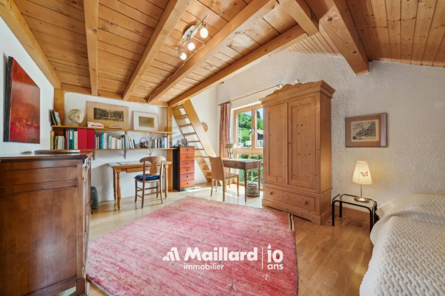 Villars-Burquin - 4.5-Room Maisonette with Large Garden of More Than 1,000 m² and Breathtaking View of the Lake - Photo 11 of 15