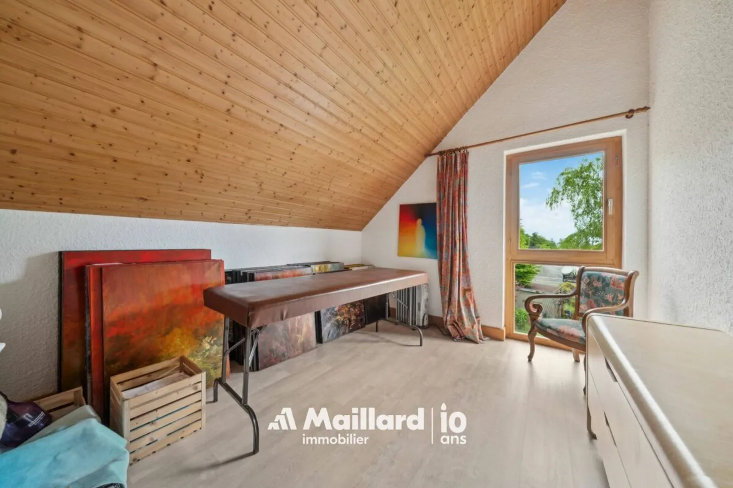 Villars-Burquin - 4.5-Room Maisonette with Large Garden of More Than 1,000 m² and Breathtaking View of the Lake - Photo 12 of 15