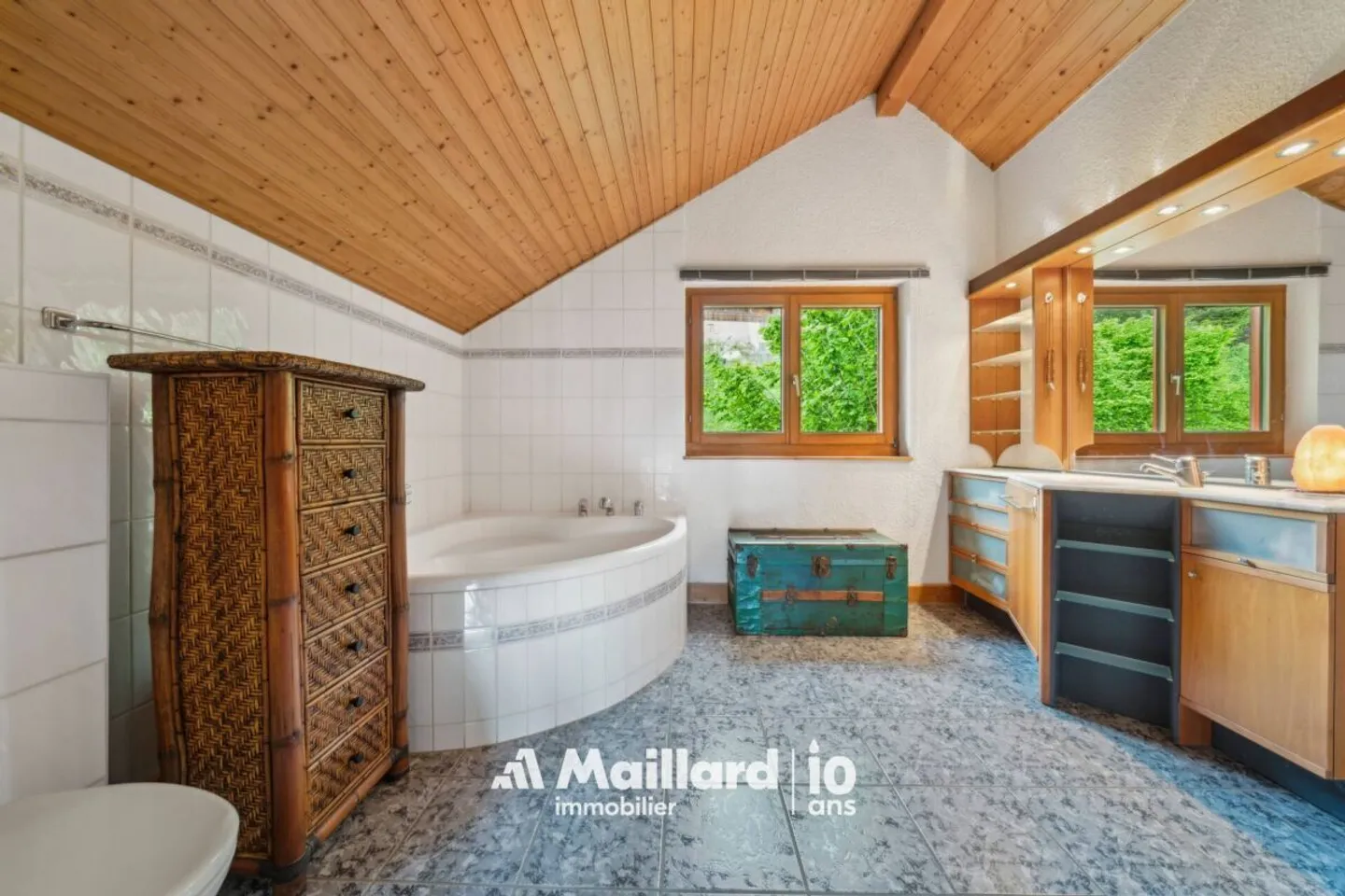 Villars-Burquin - 4.5-Room Maisonette with Large Garden of More Than 1,000 m² and Breathtaking View of the Lake - Photo 13 of 15