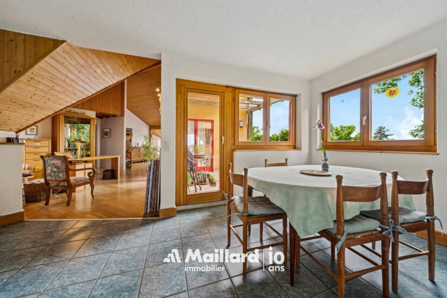 Villars-Burquin - 4.5-Room Maisonette with Large Garden of More Than 1,000 m² and Breathtaking View of the Lake - Photo 4 of 15