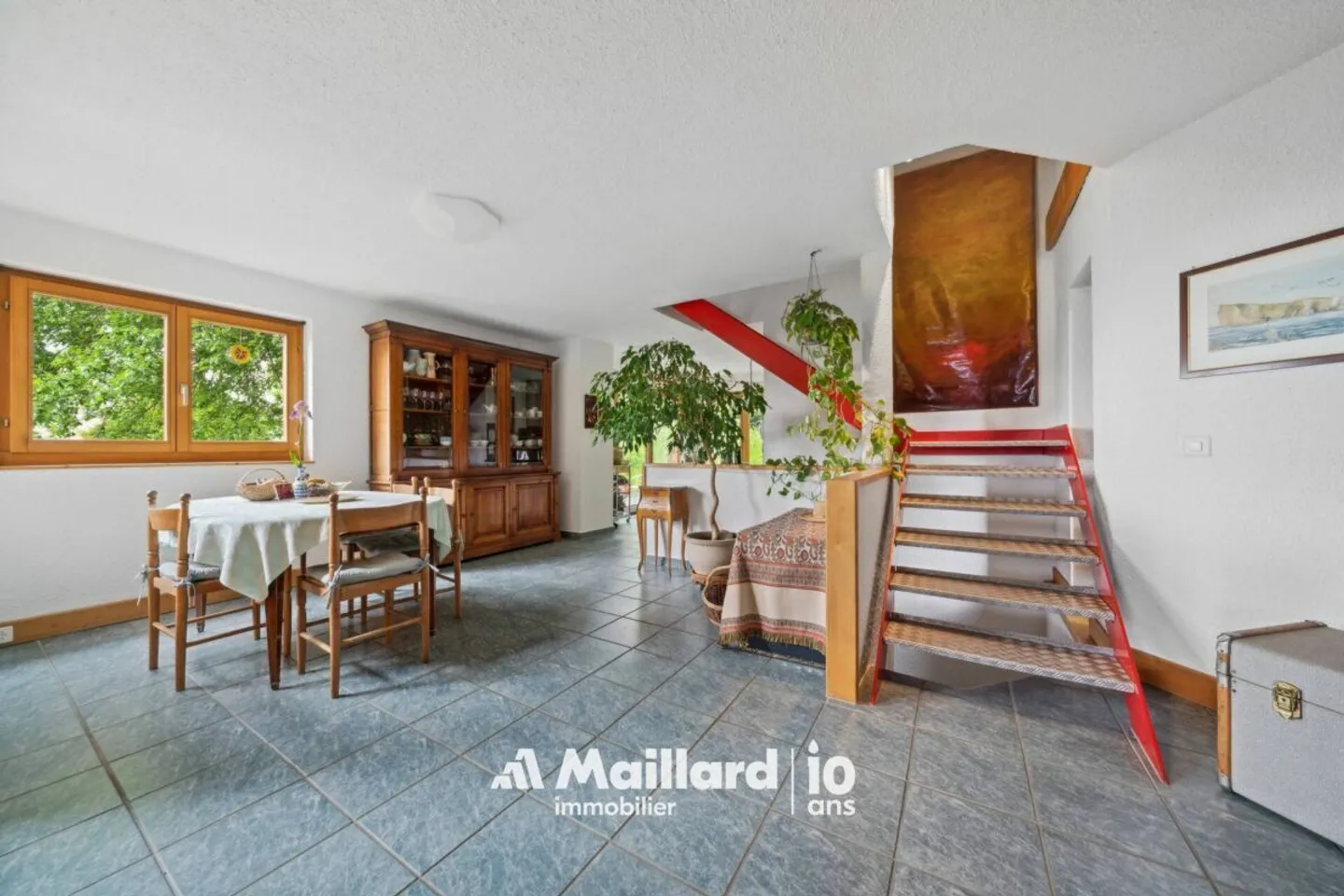 Villars-Burquin - 4.5-Room Maisonette with Large Garden of More Than 1,000 m² and Breathtaking View of the Lake - Photo 5 of 15